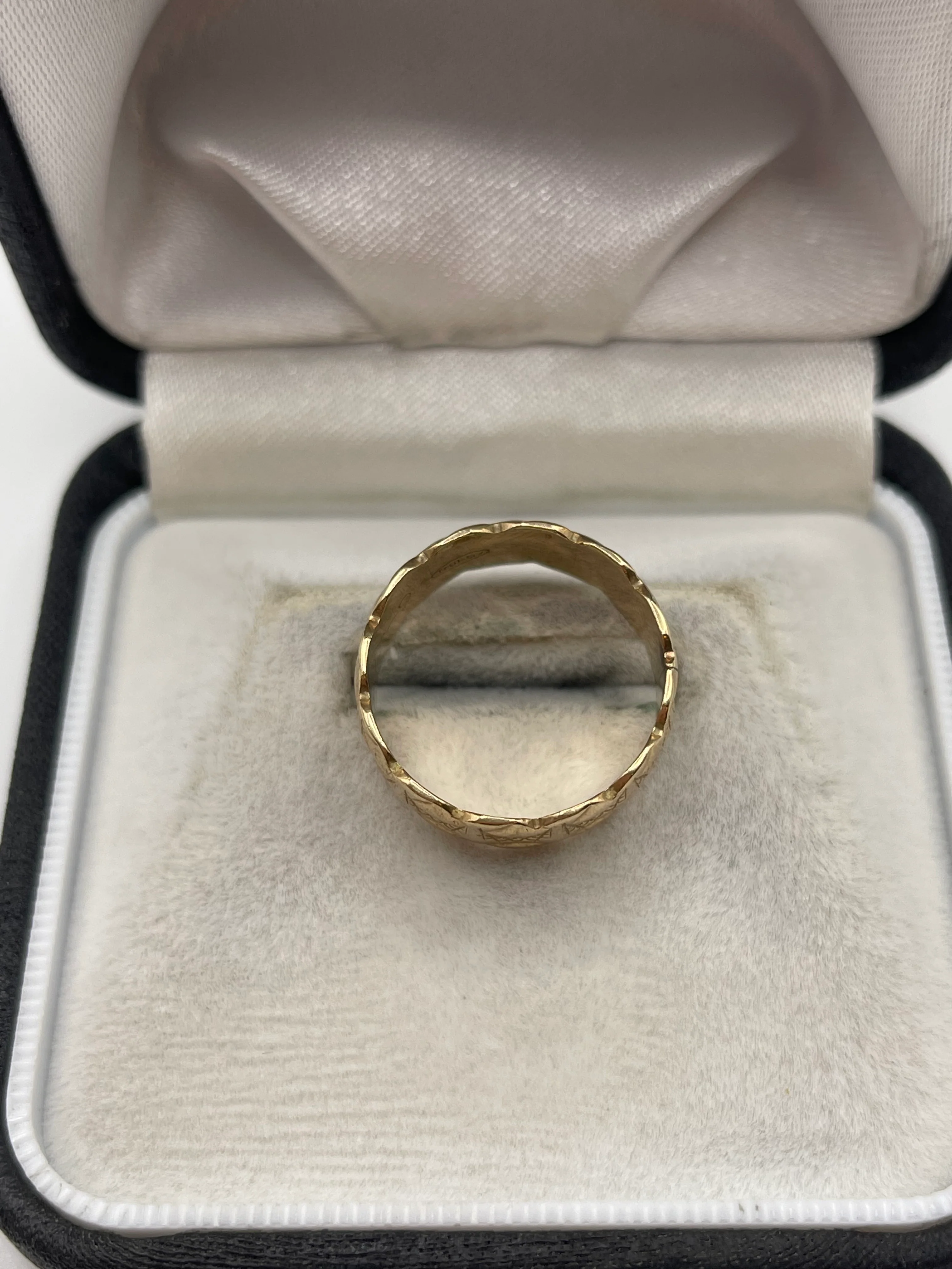 9ct gold patterned band - Image 3