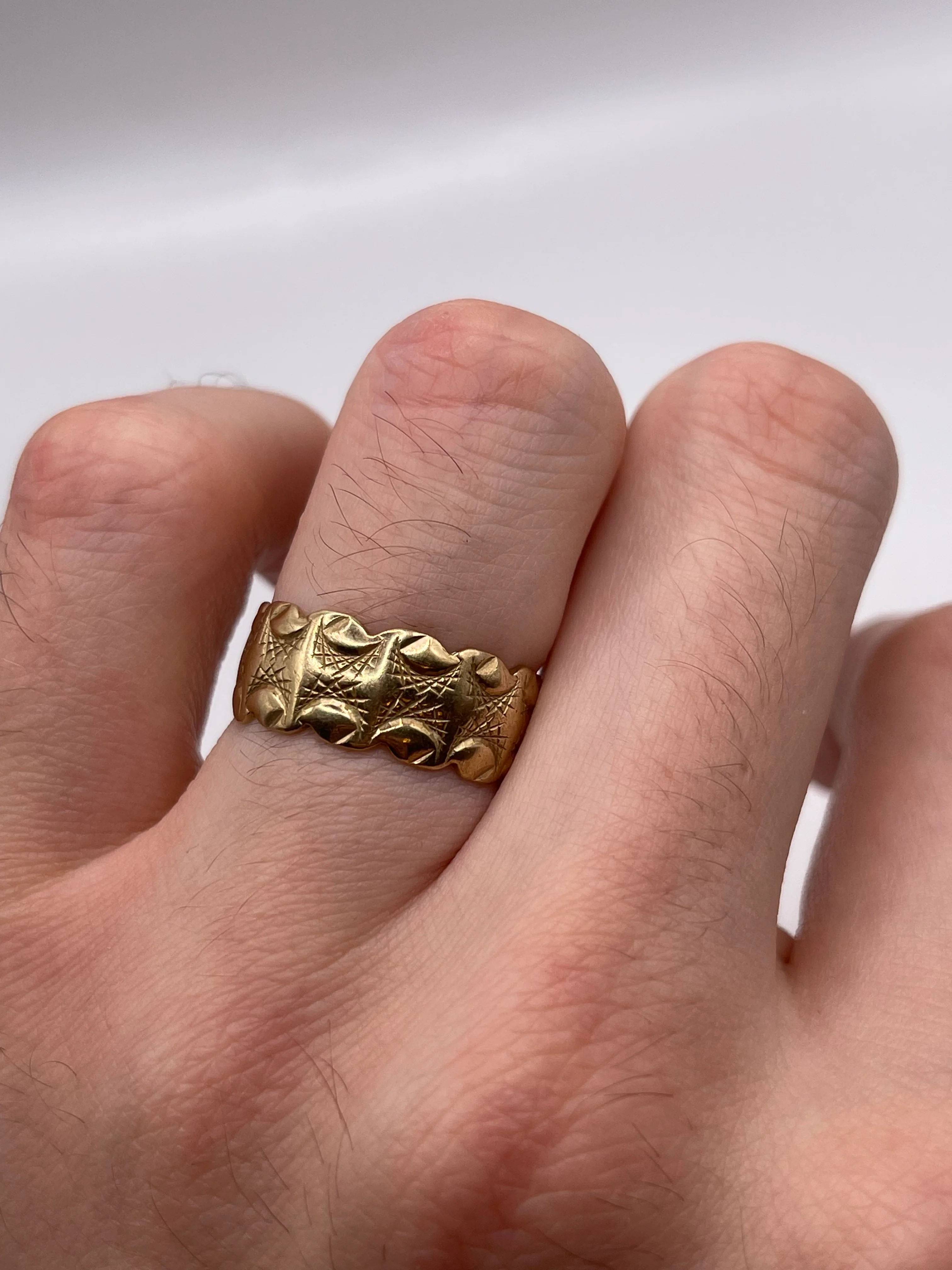 9ct gold patterned band - Image 4