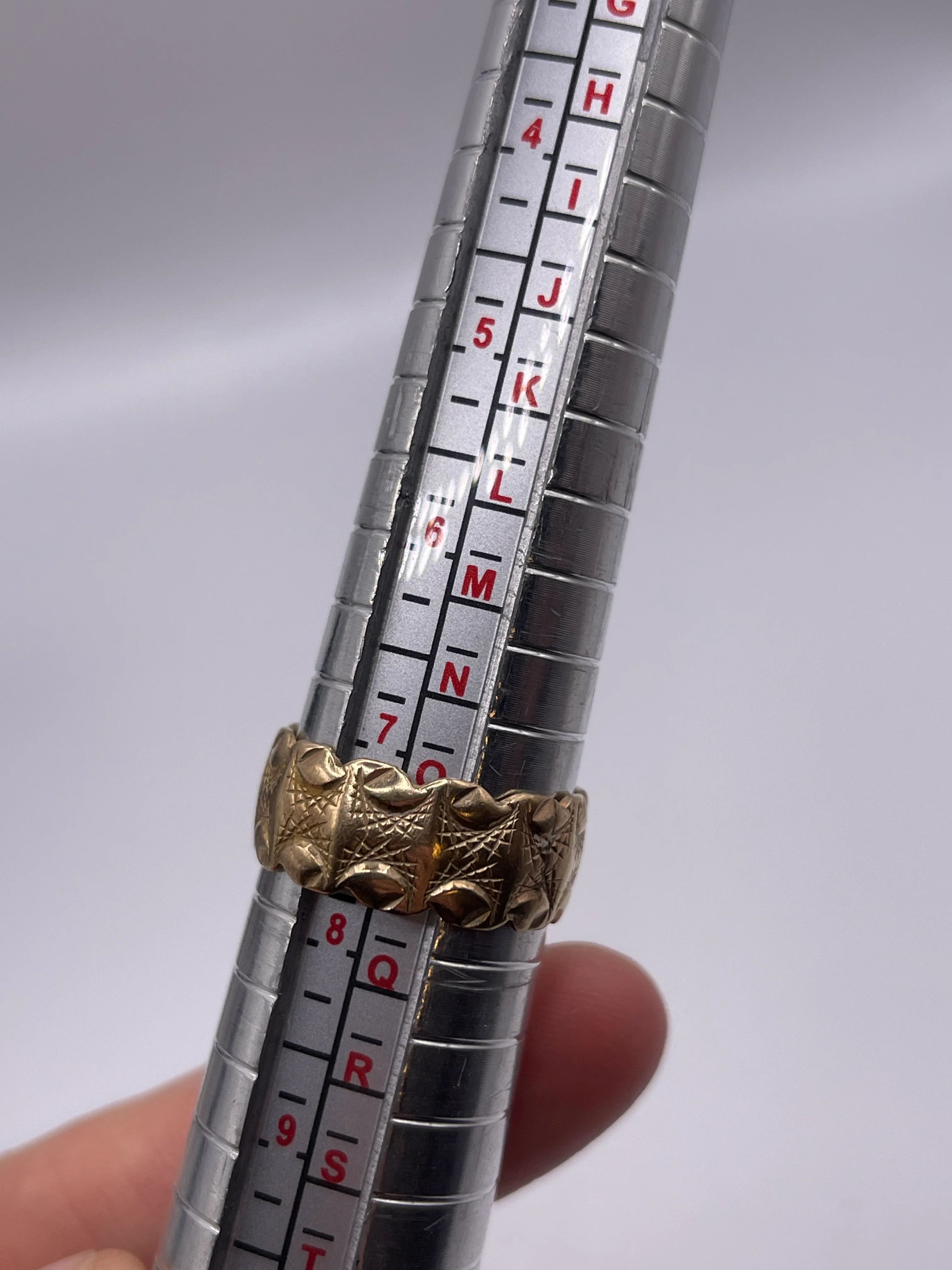 9ct gold patterned band - Image 5