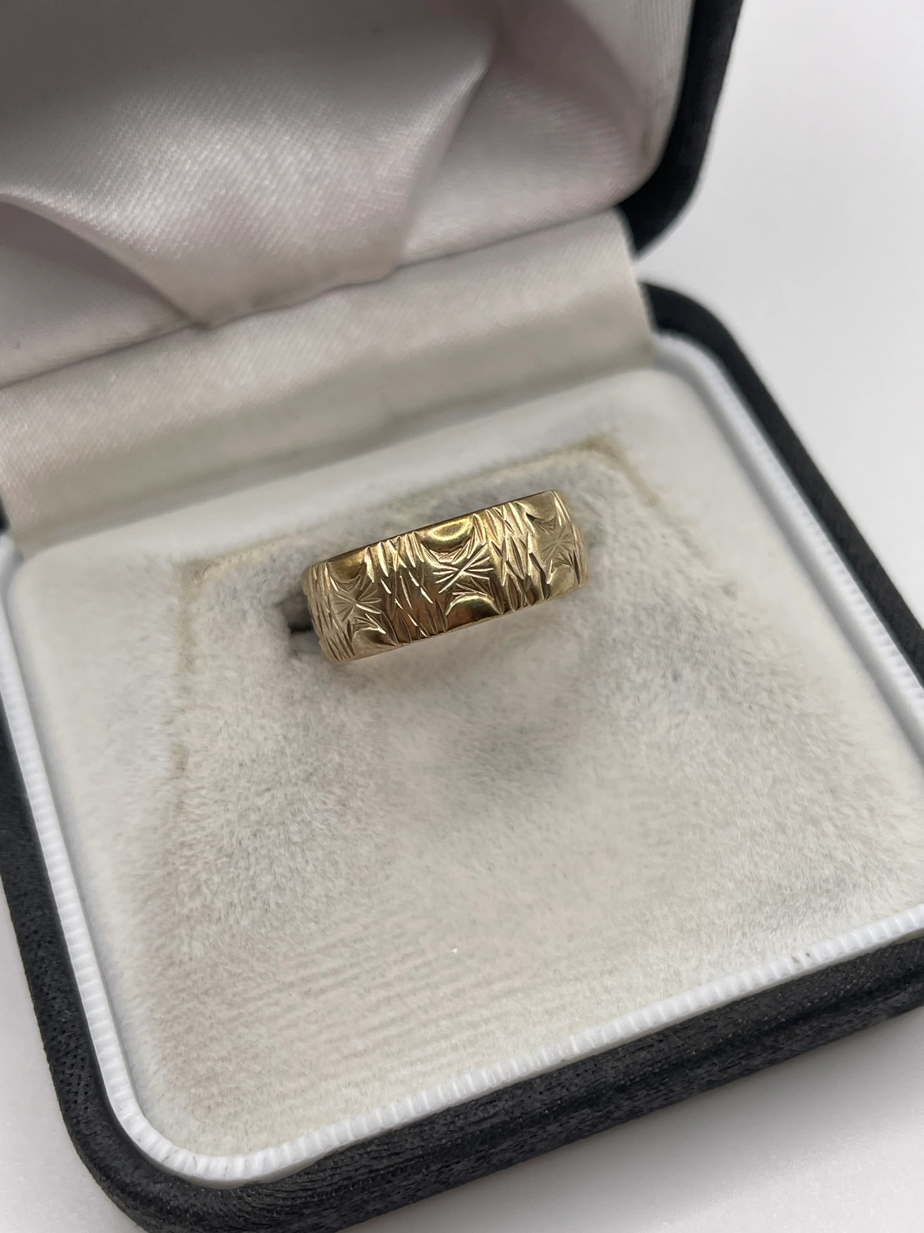 9ct gold patterned band - Image 2