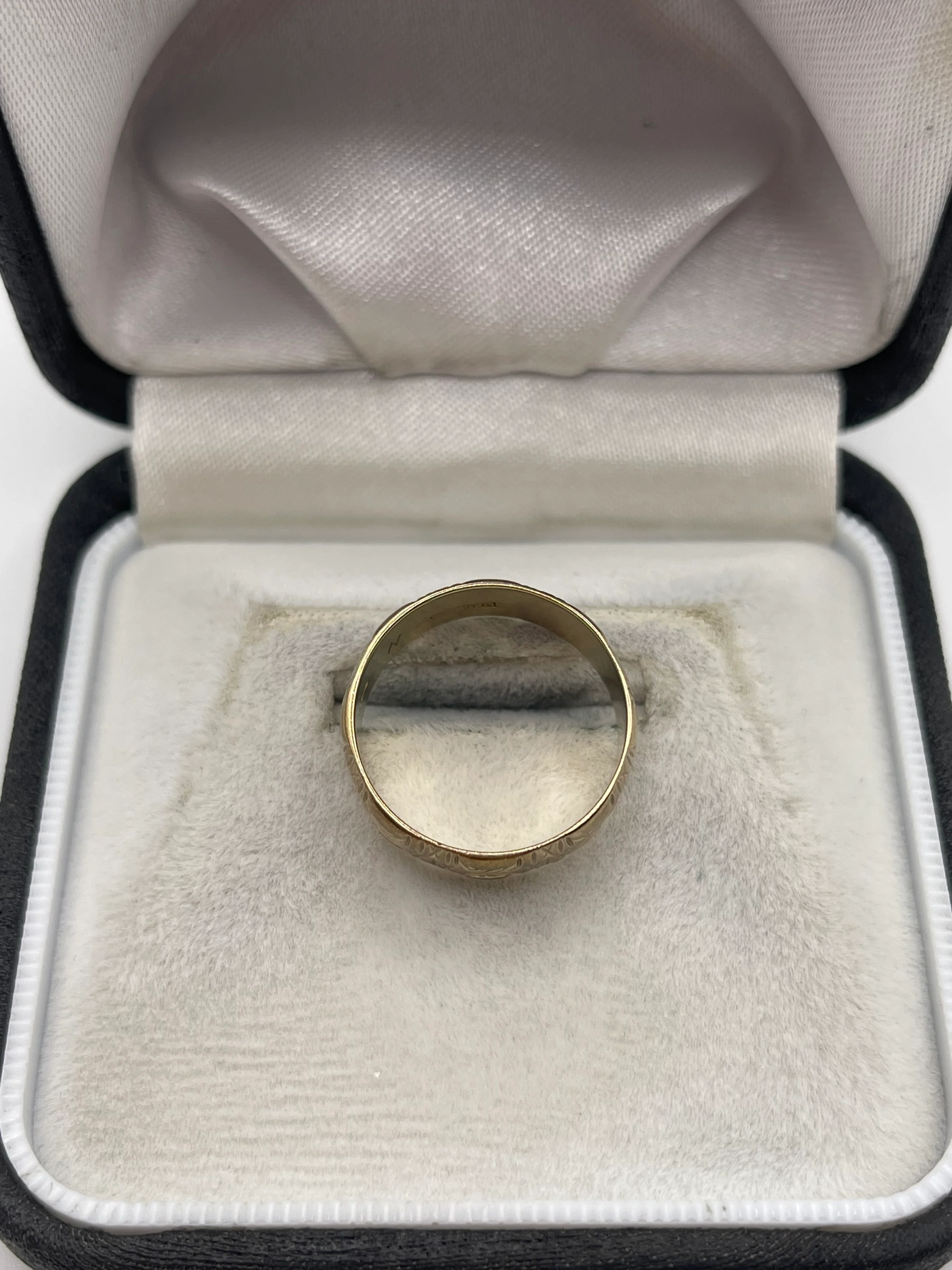 9ct gold patterned band - Image 3