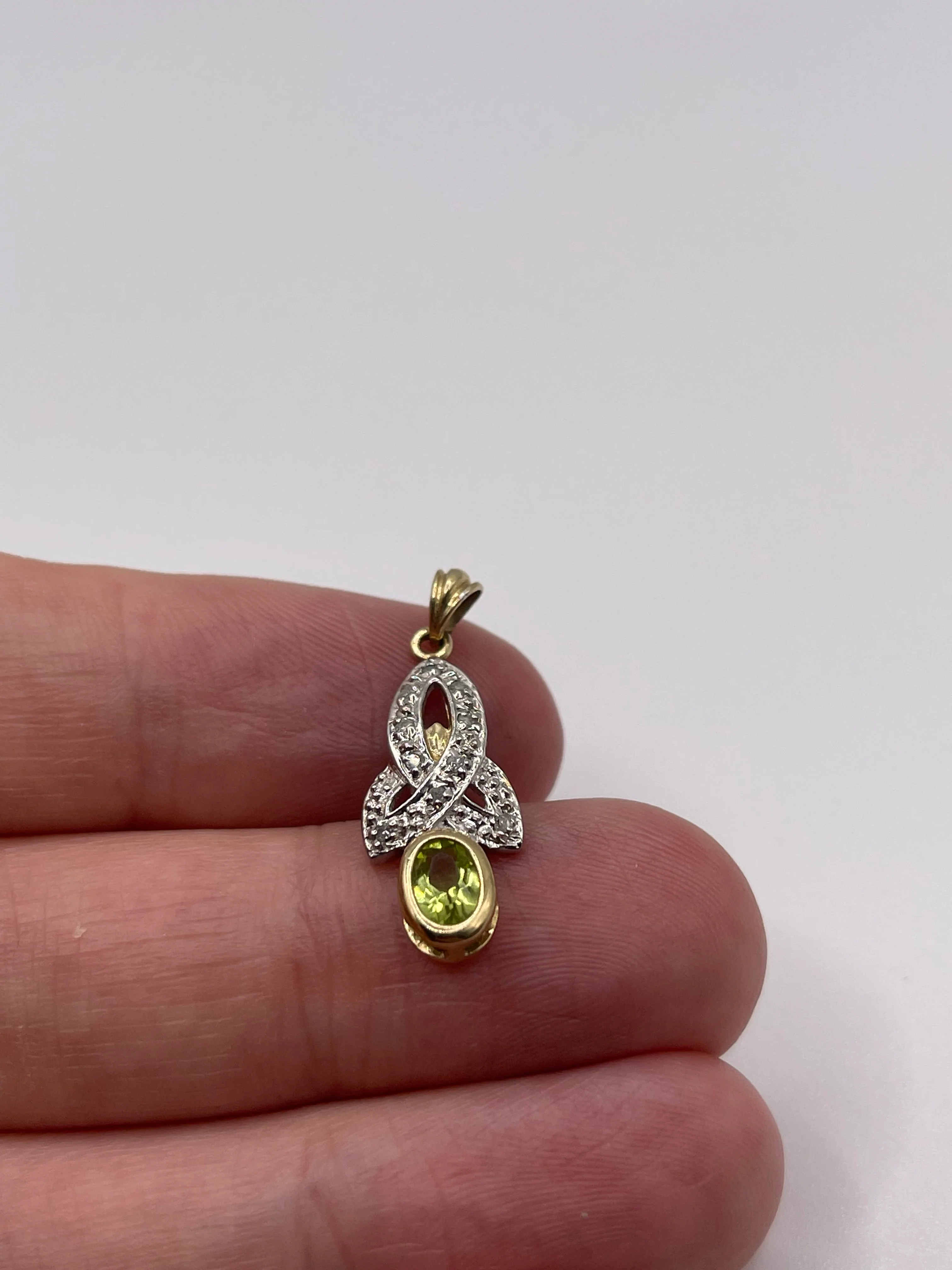9ct gold peridot and diamond pendant - Image 2