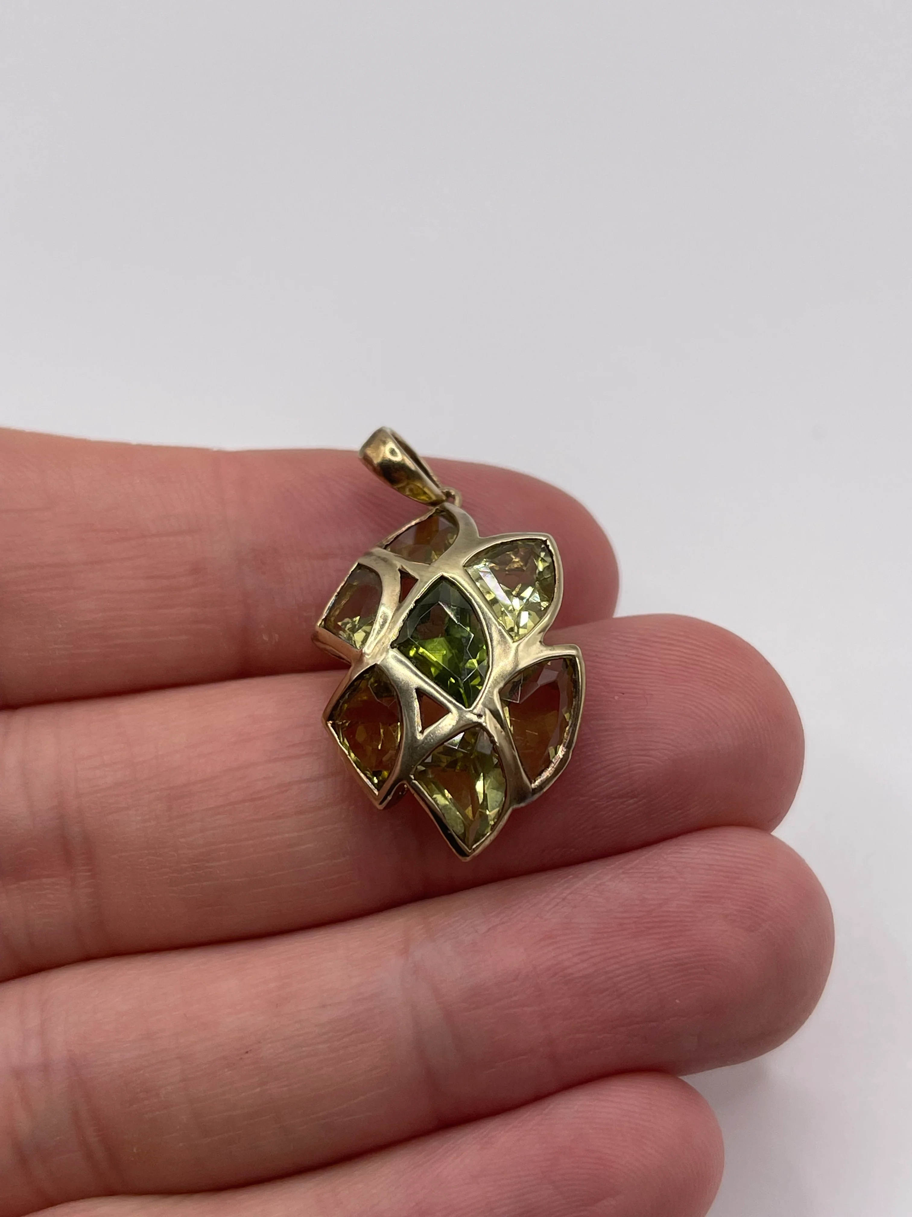 9ct gold peridot cluster pendant - Image 2