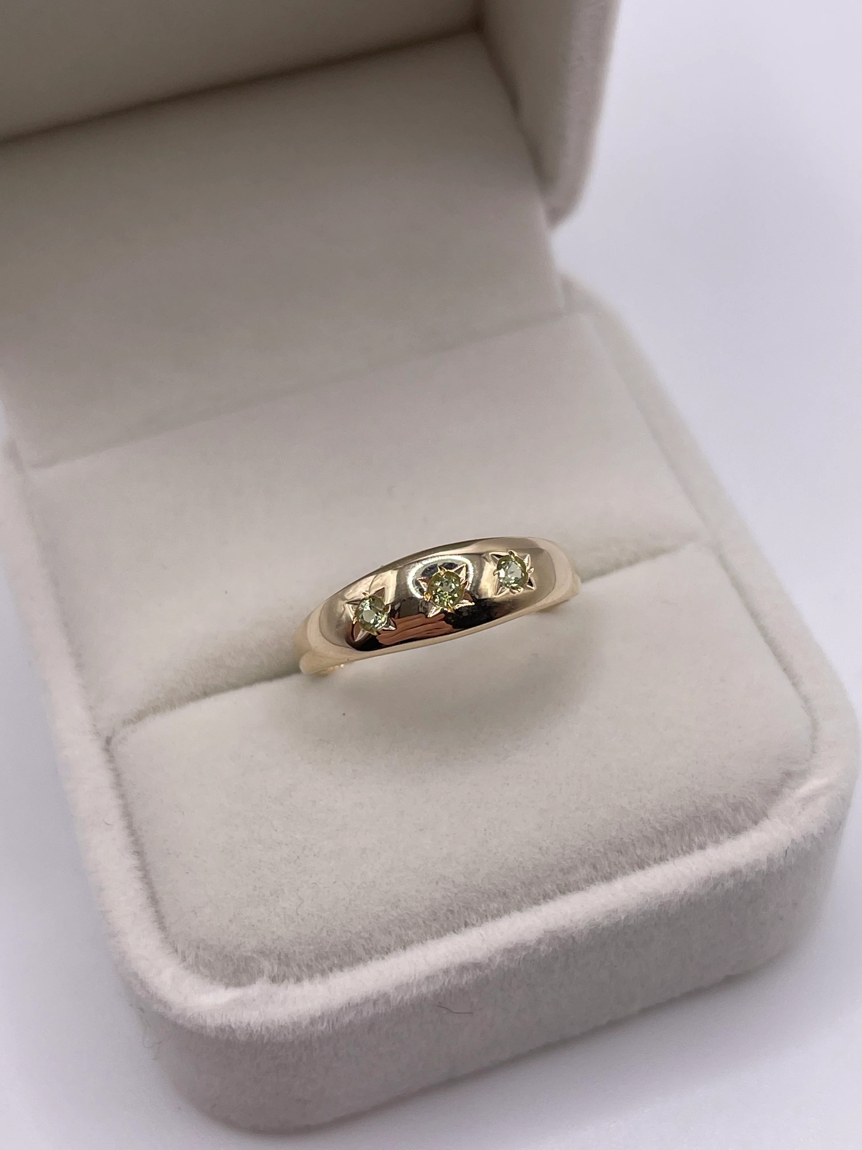 9ct gold peridot gypsy ring - Image 2