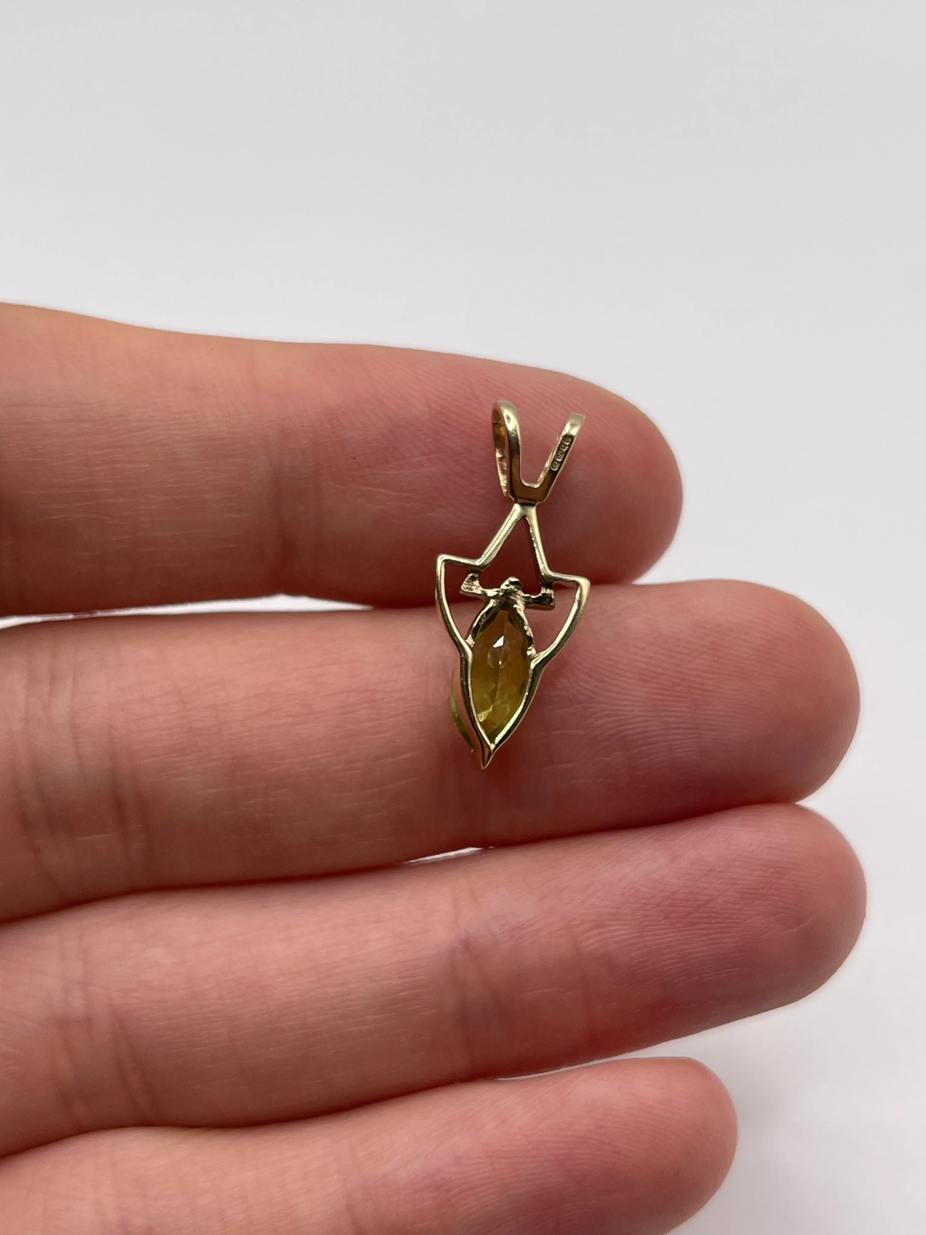 9ct gold peridot pendant - Image 2