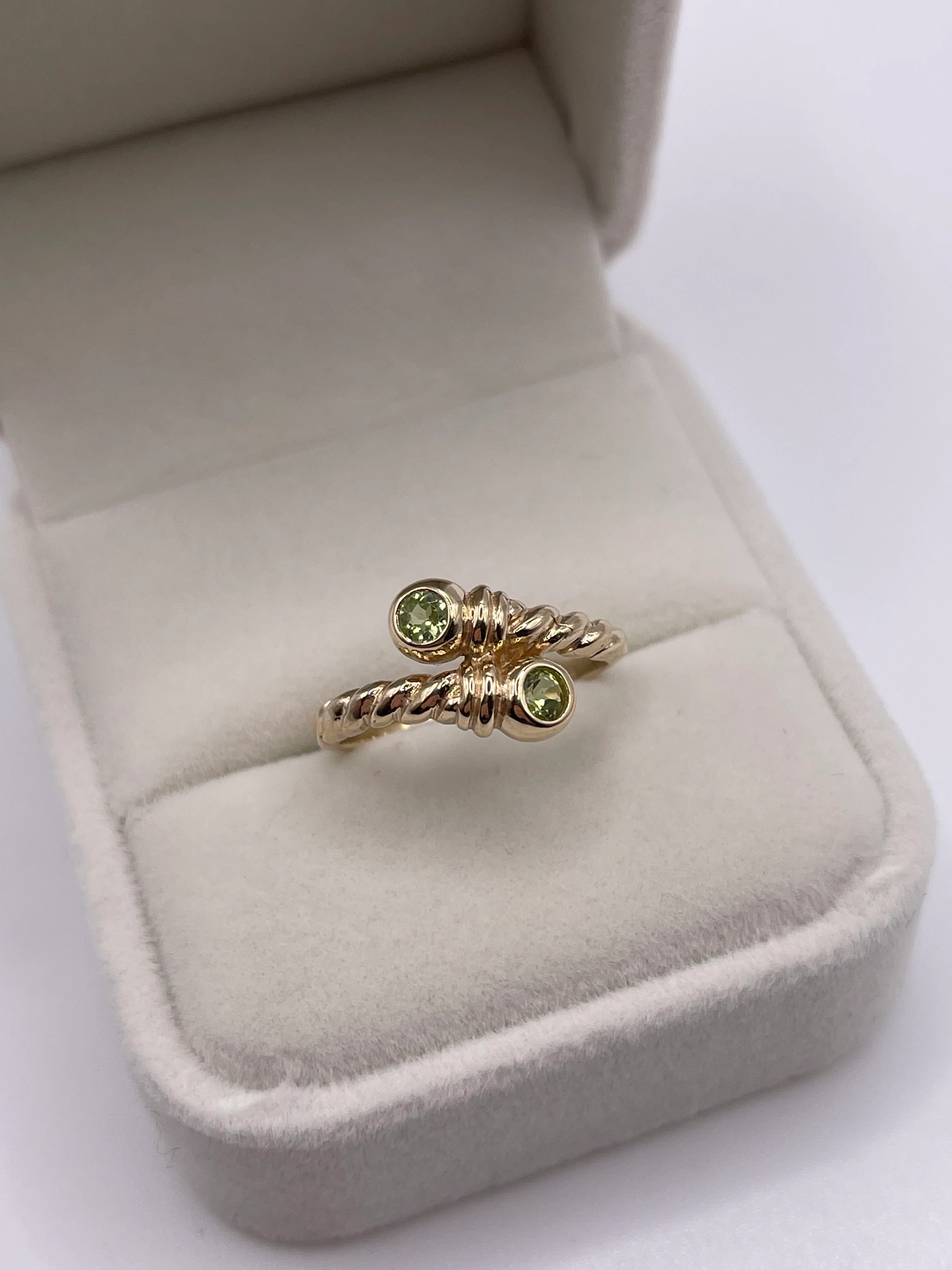 9ct gold peridot torque ring - Image 2