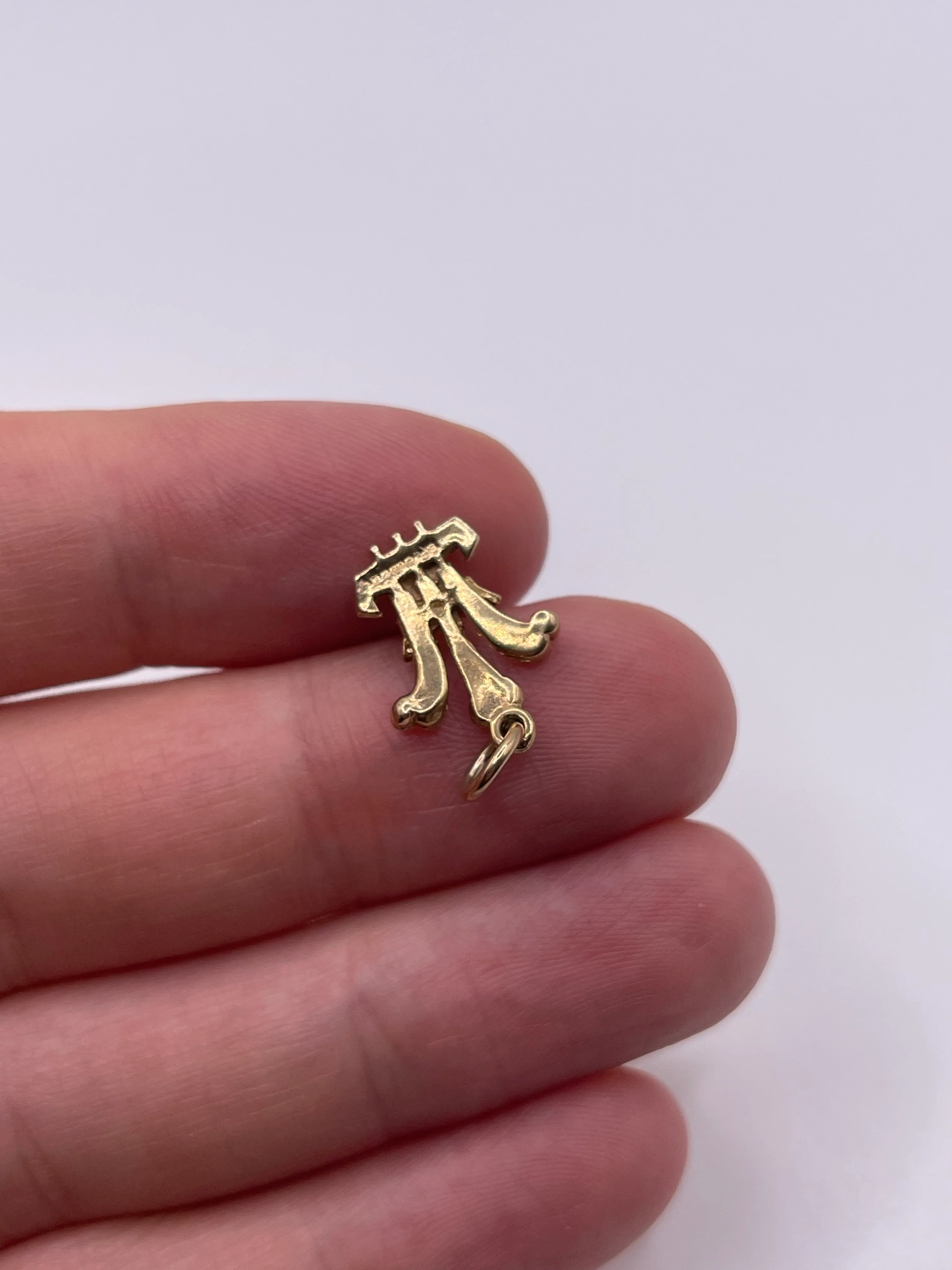 9ct gold prince of wales pendant - Image 2