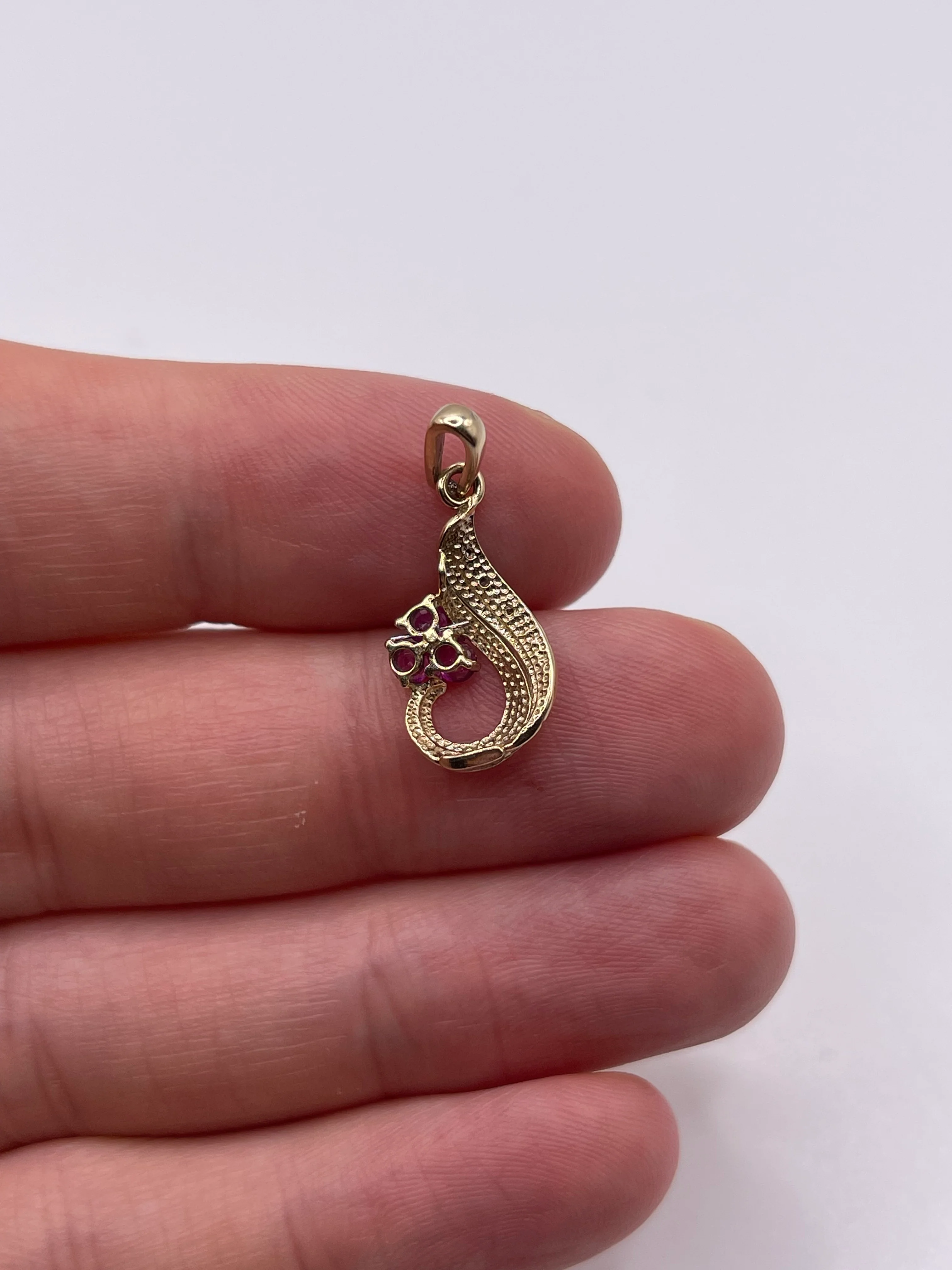 9ct gold ruby and diamond pendant - Image 2