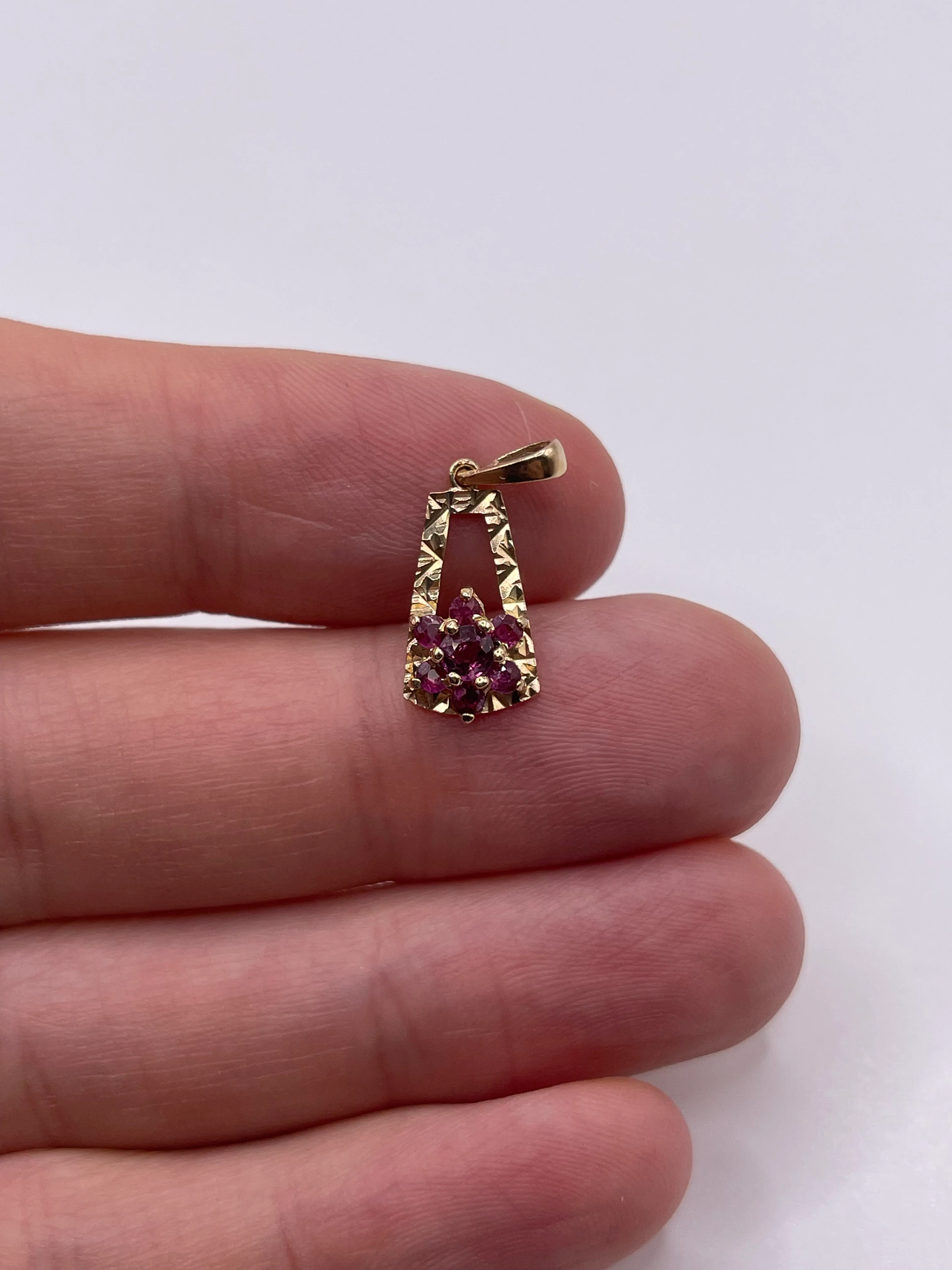 9ct gold ruby cluster pendant