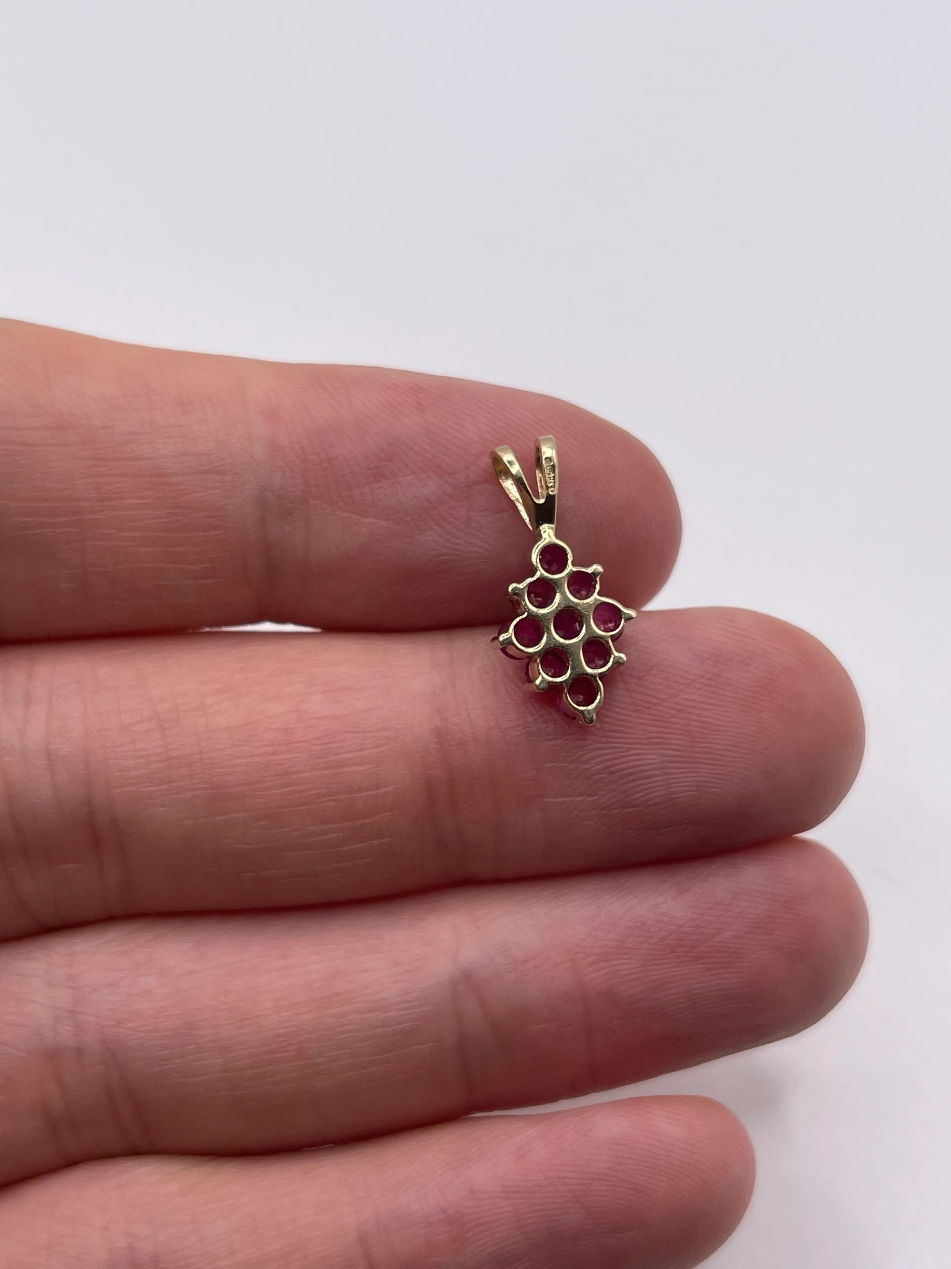 9ct gold ruby cluster pendant - Image 2