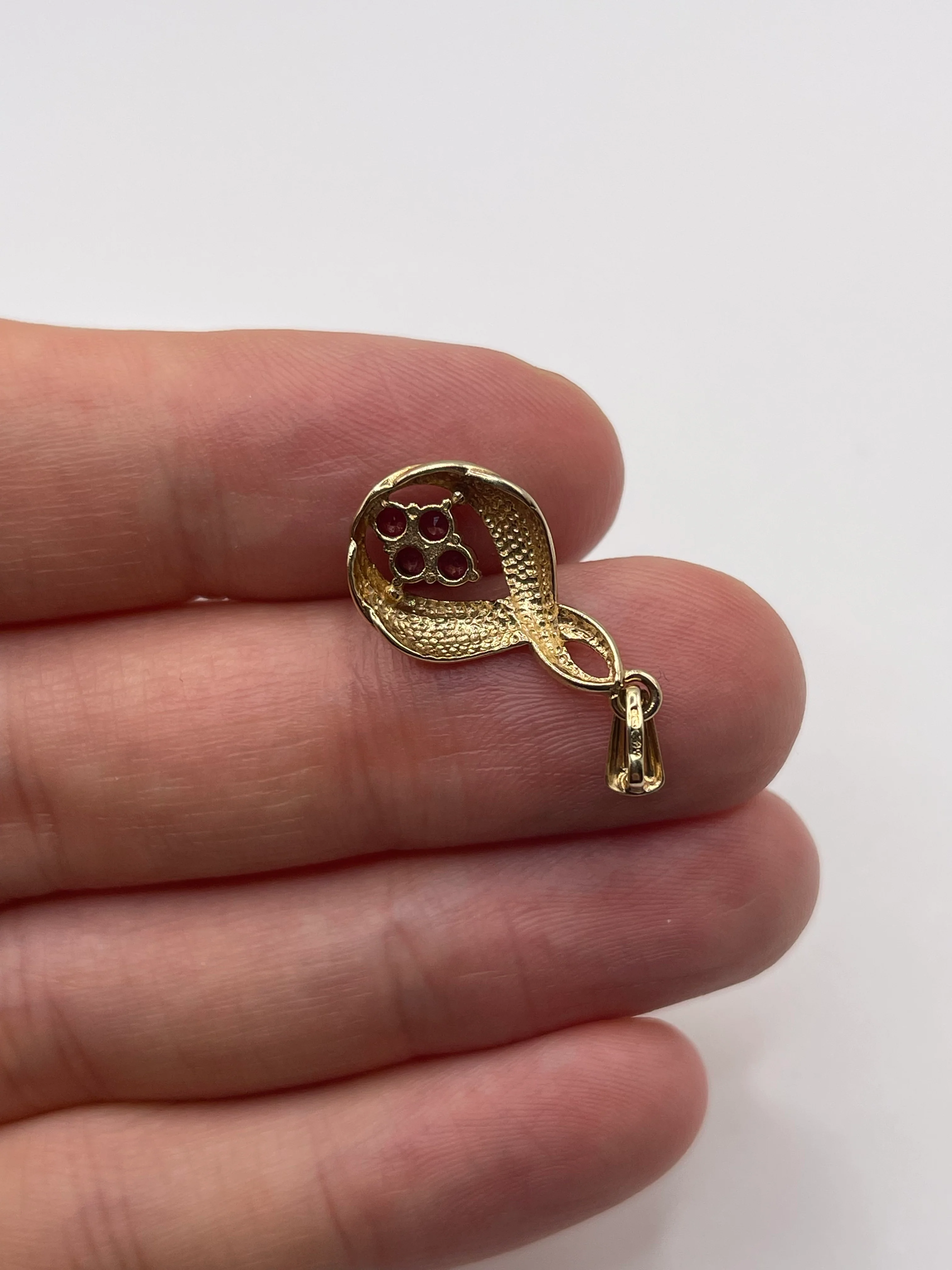 9ct gold ruby pendant - Image 2