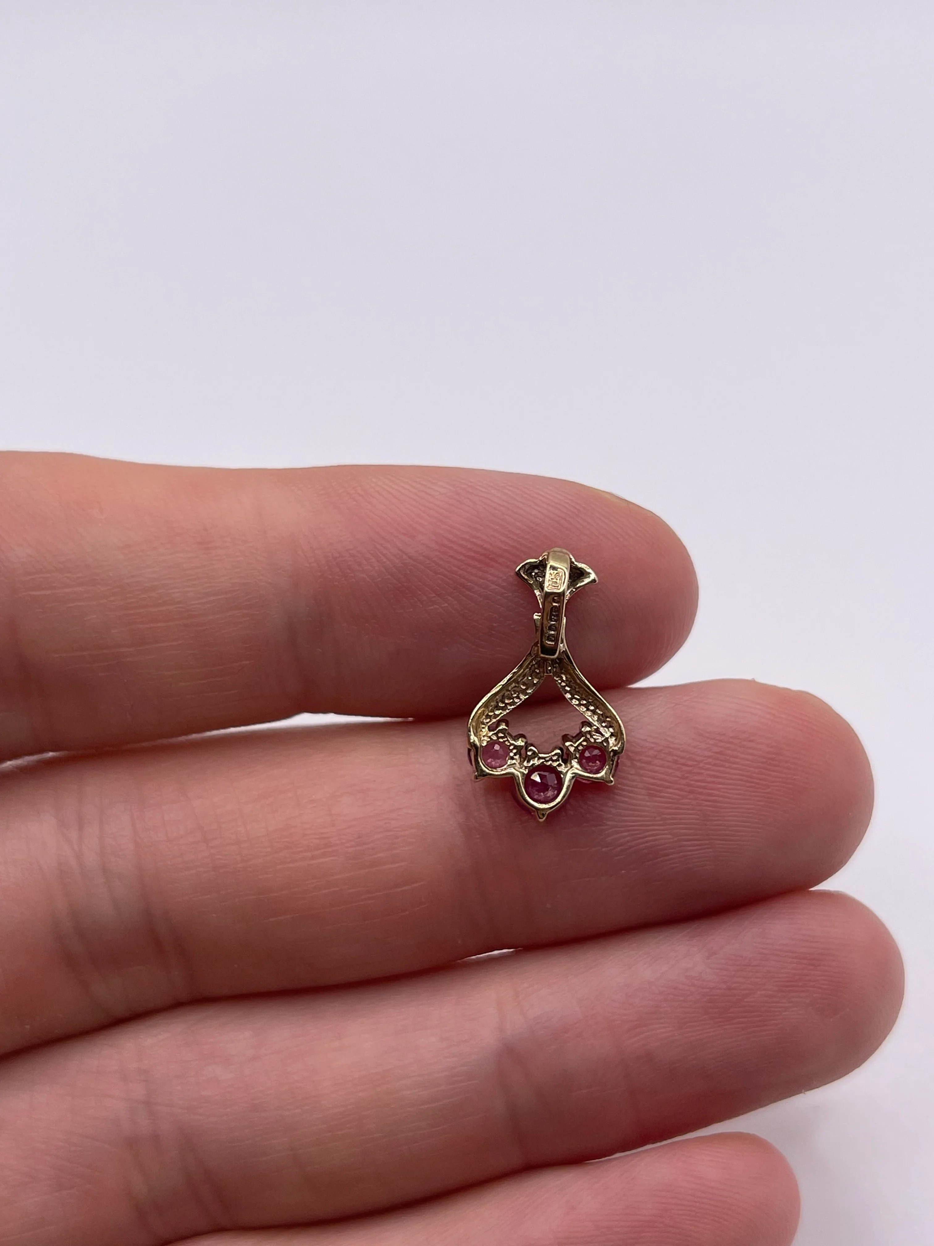 9ct gold ruby pendant - Image 2