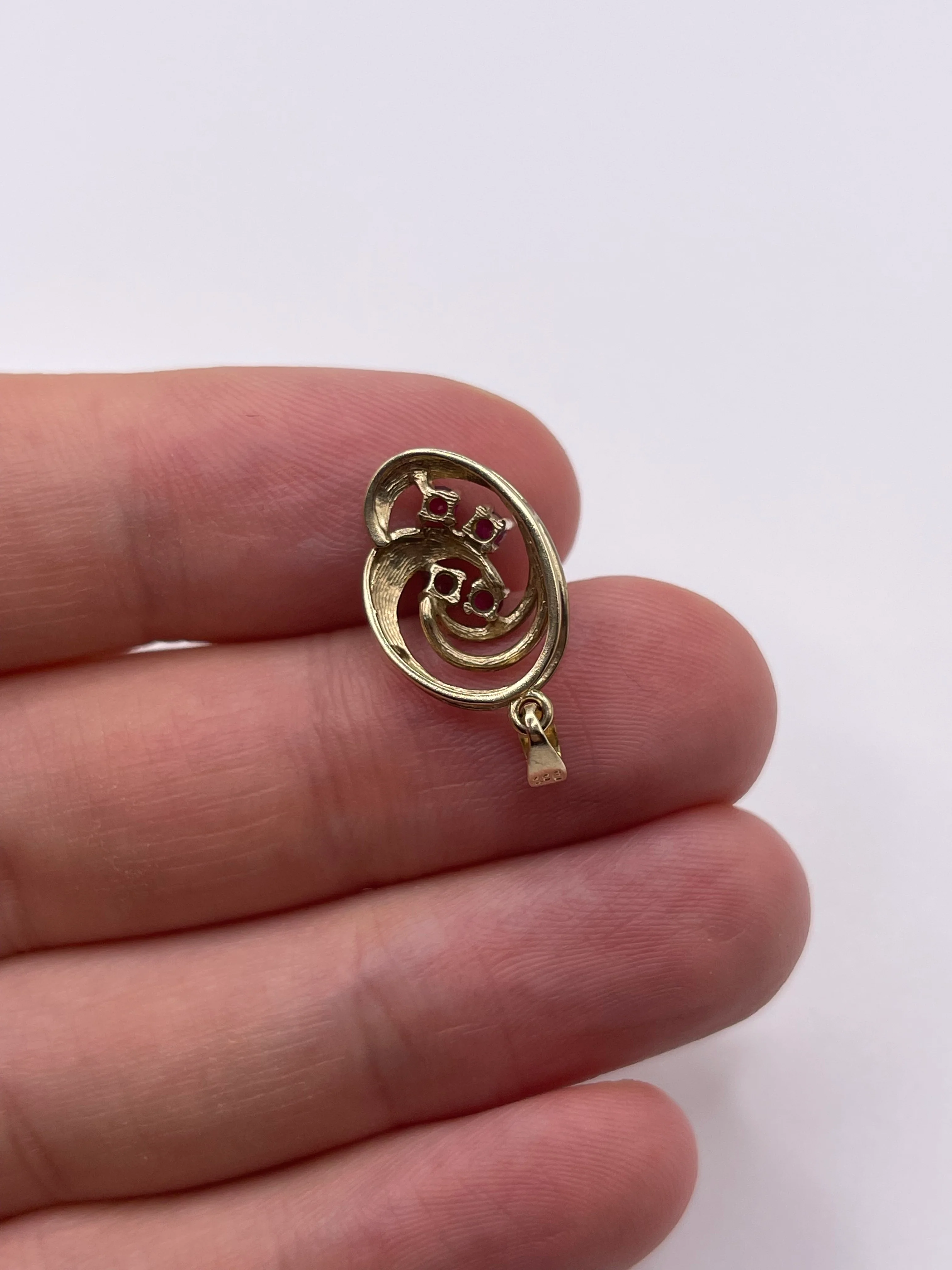9ct gold ruby pendant - Image 2