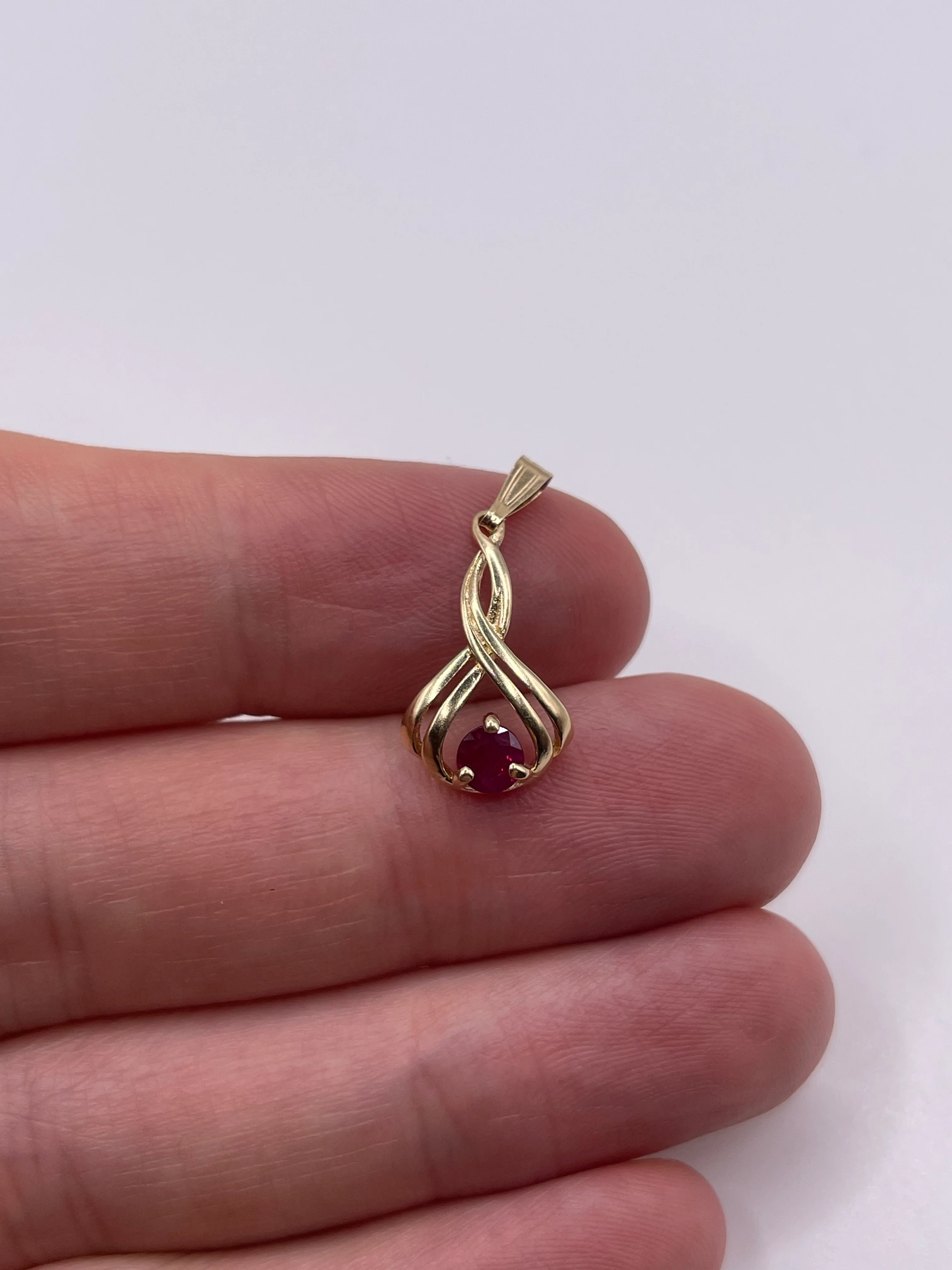 9ct gold ruby pendant
