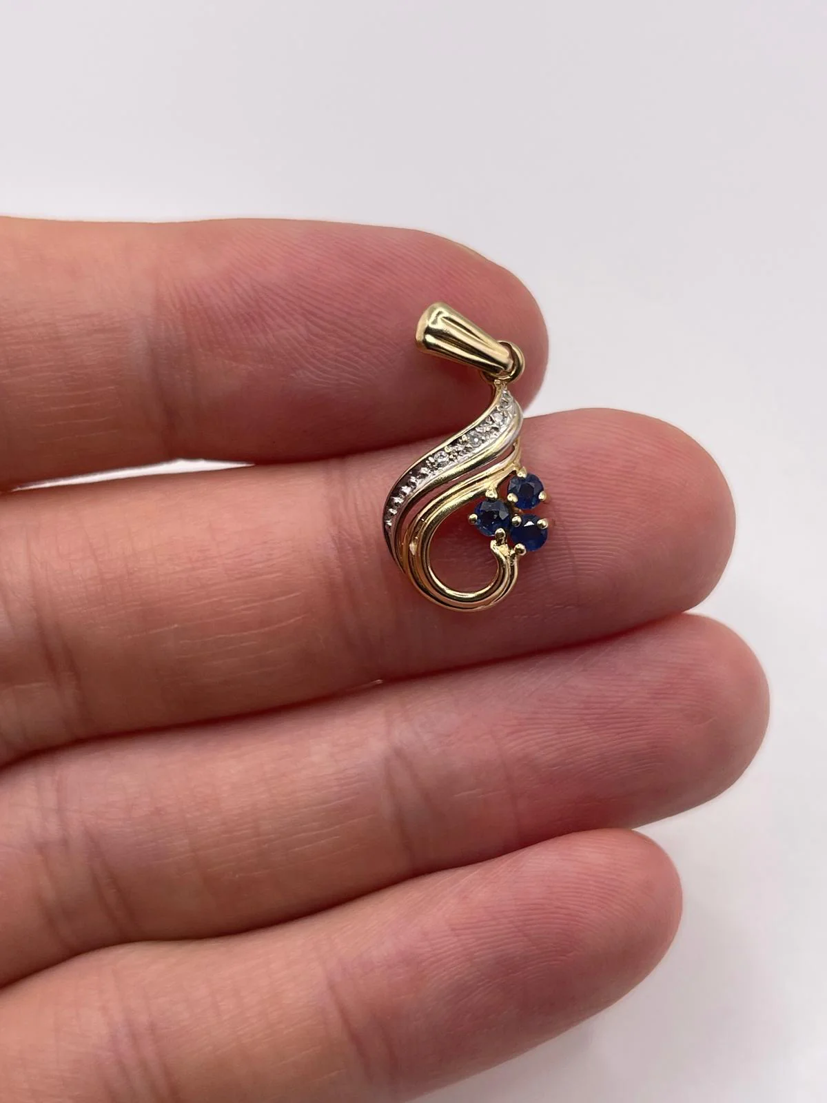 9ct gold sapphire and diamond pendant