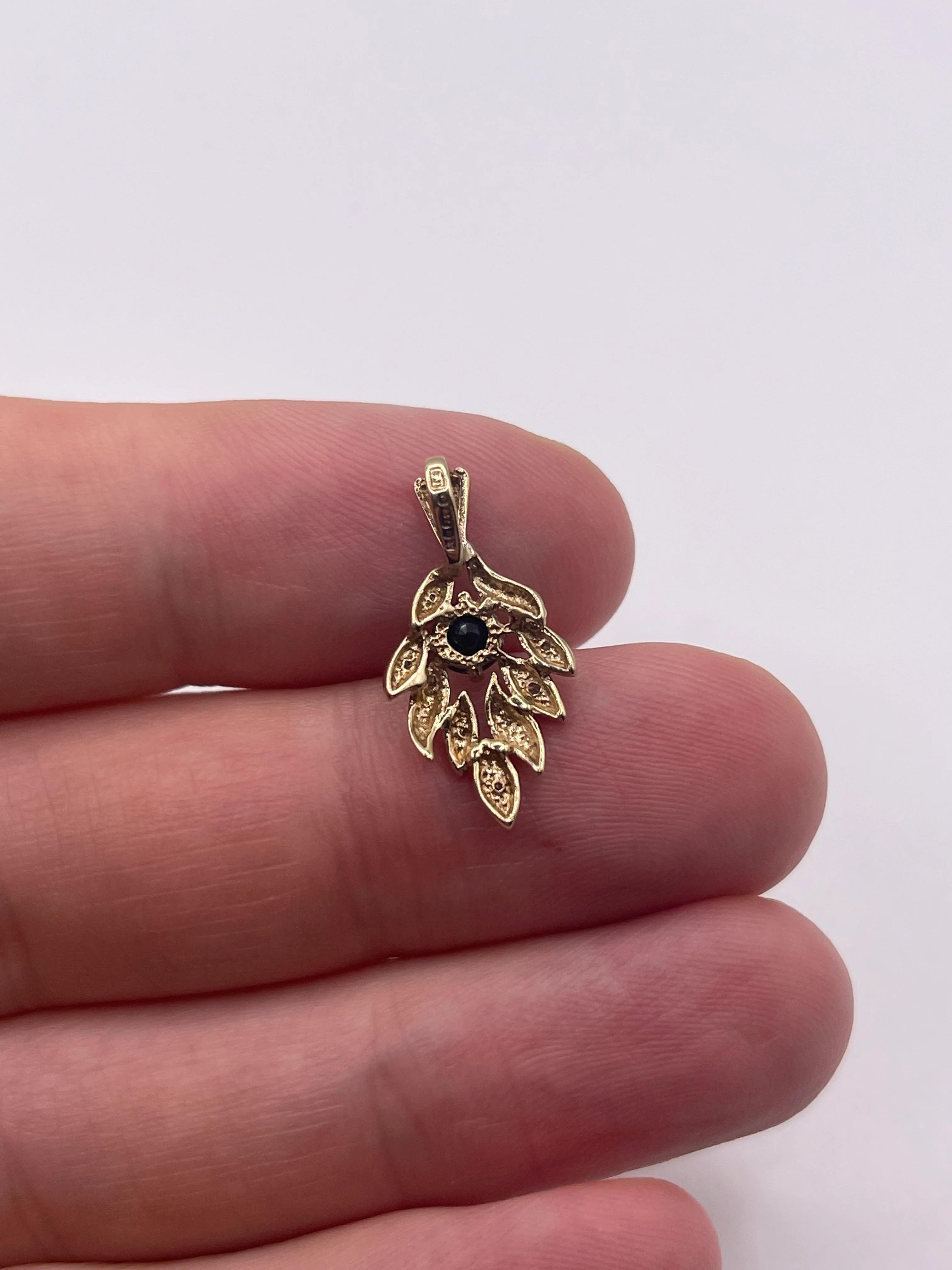 9ct gold sapphire and diamond pendant - Image 2