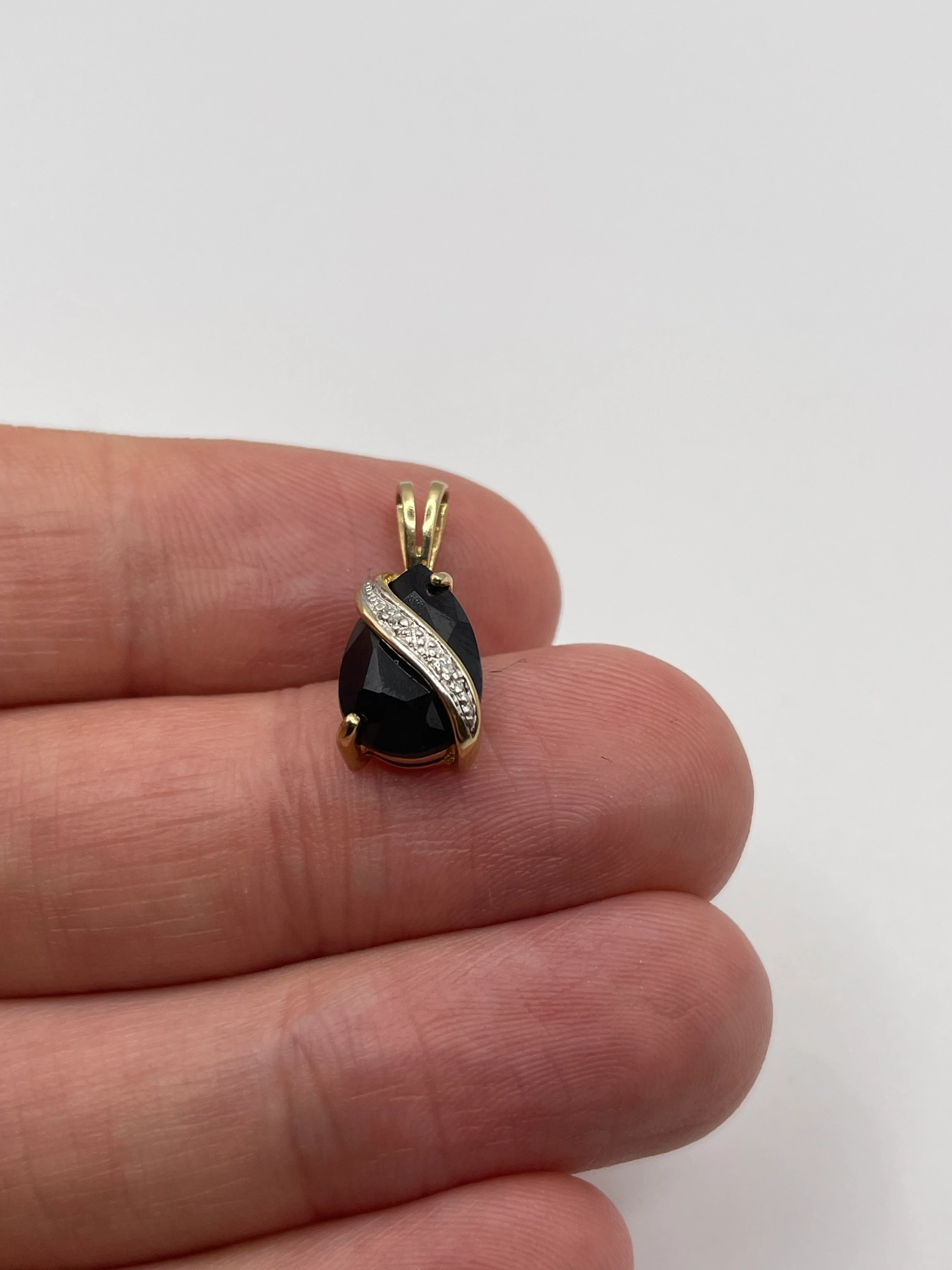 9ct gold sapphire and diamond pendant - Image 2