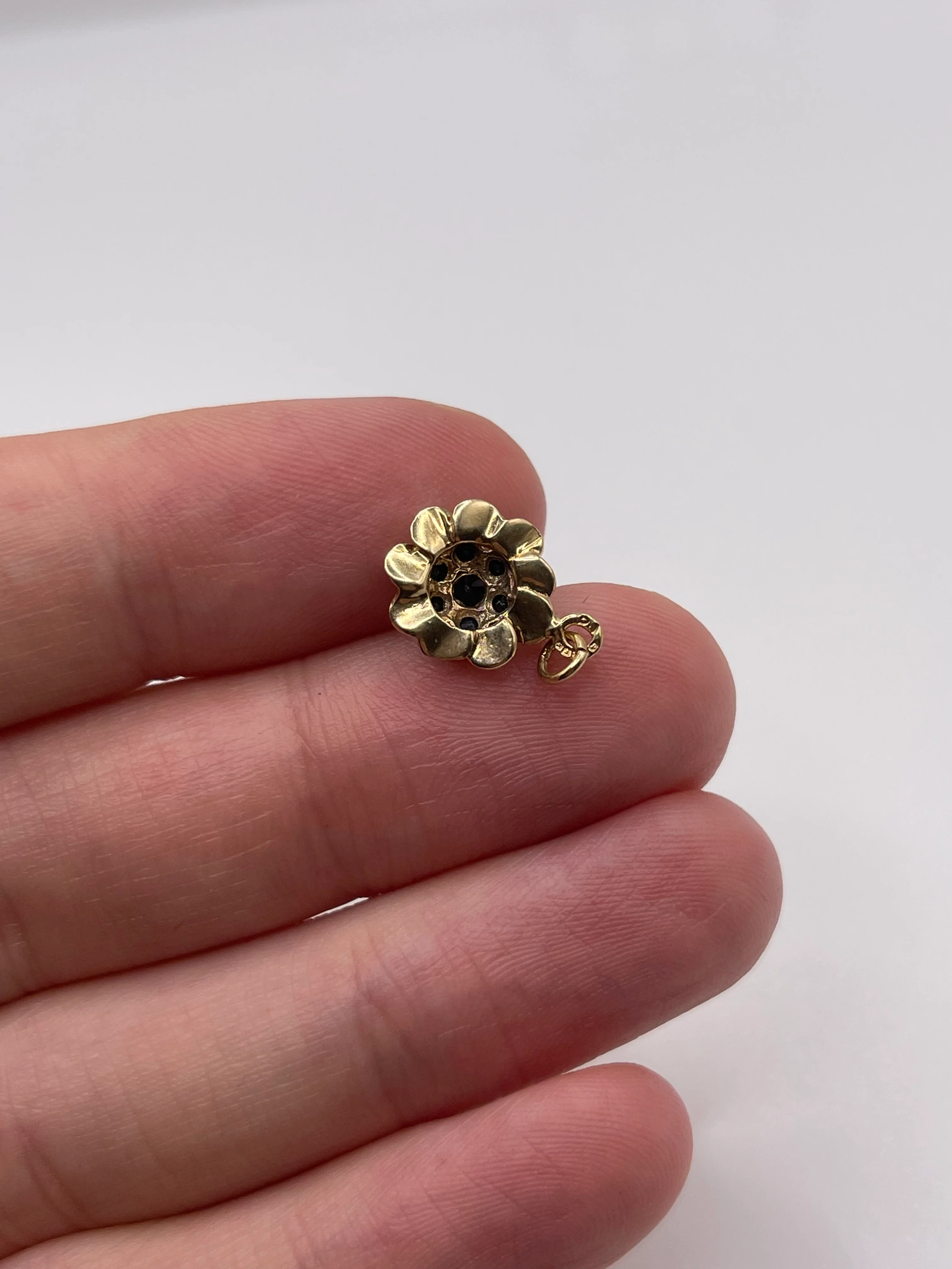 9ct gold sapphire cluster pendant - Image 2