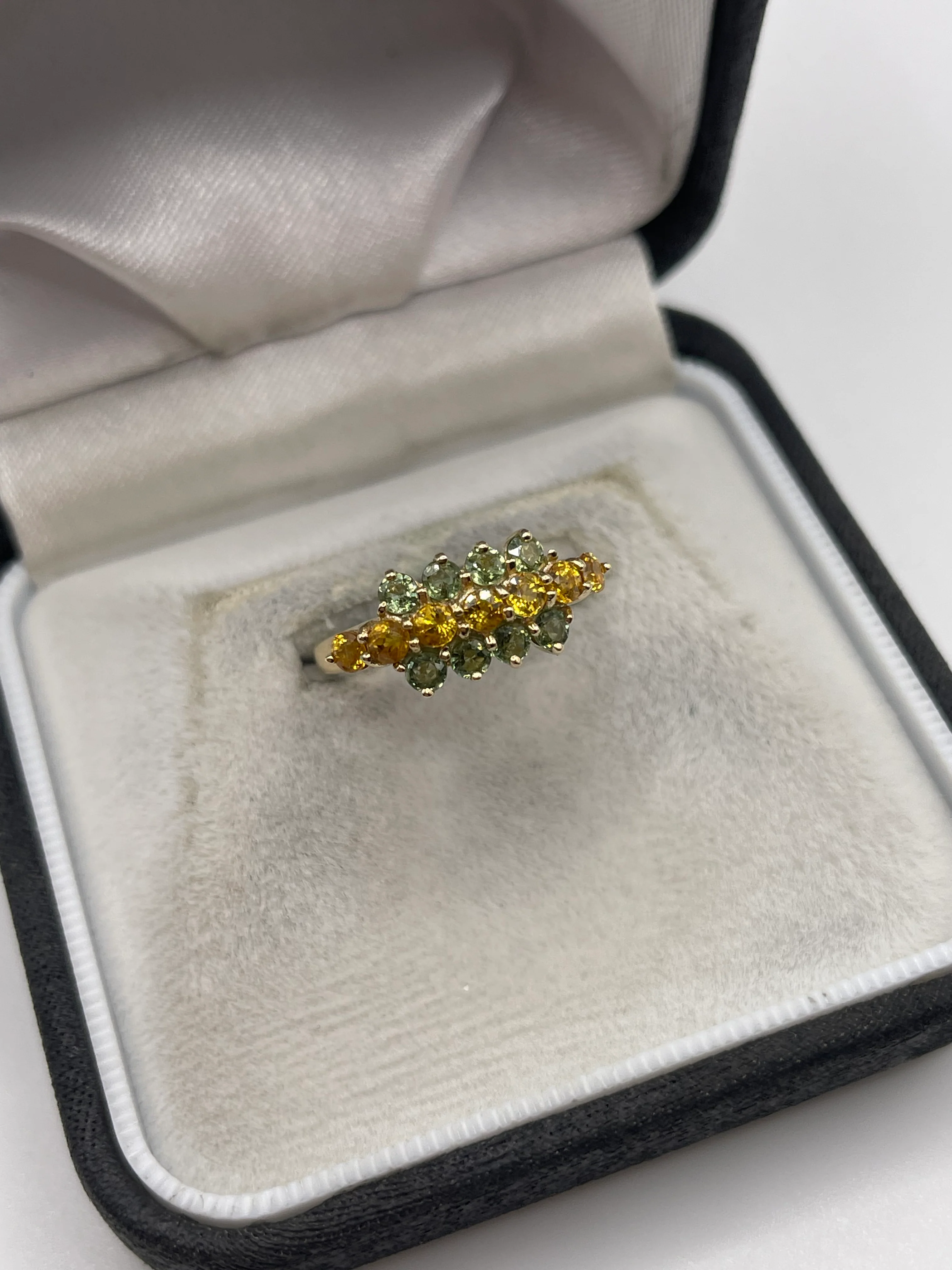 9ct gold sapphire cluster ring - Image 2