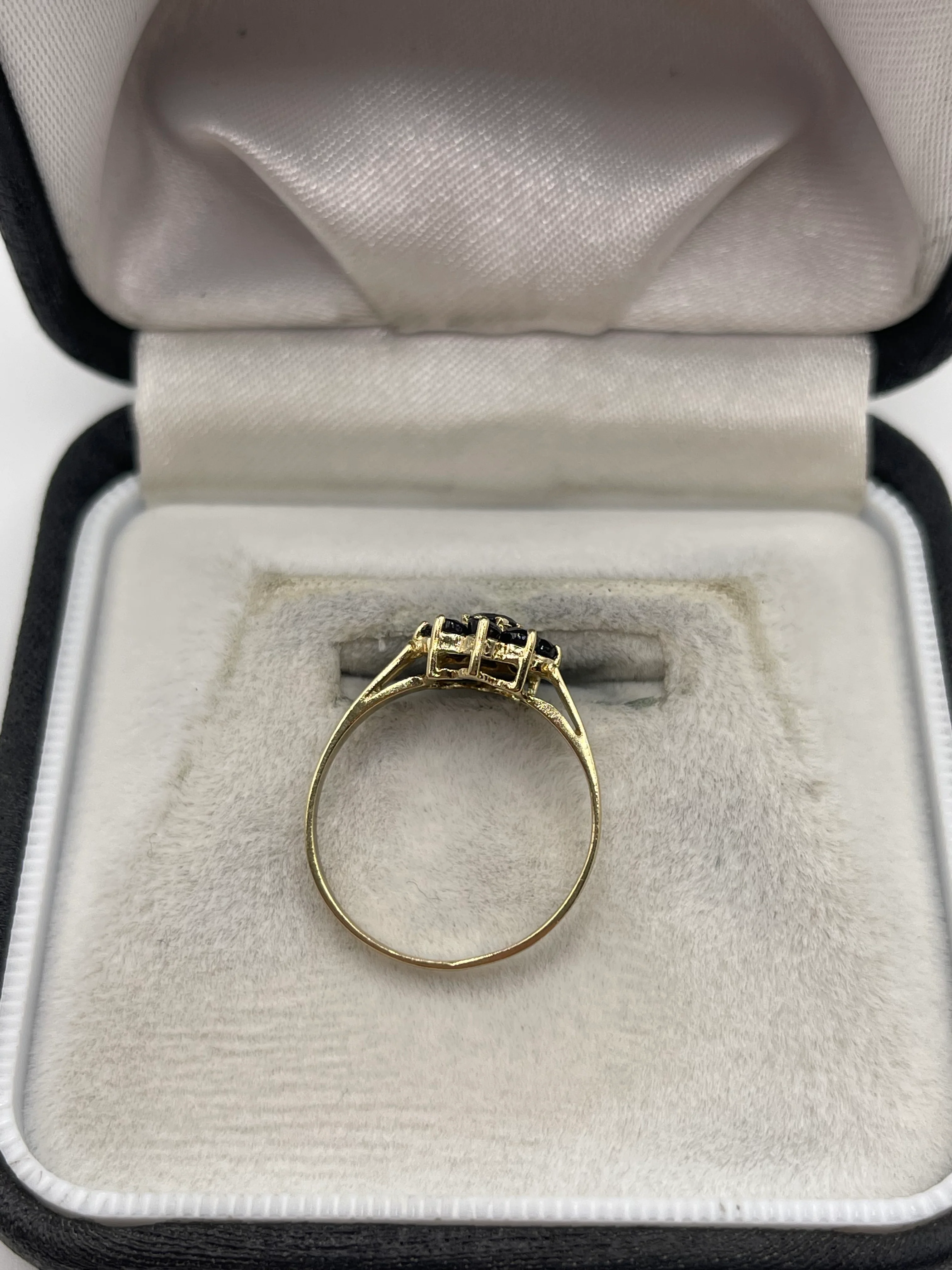 9ct gold sapphire cluster ring - Image 3