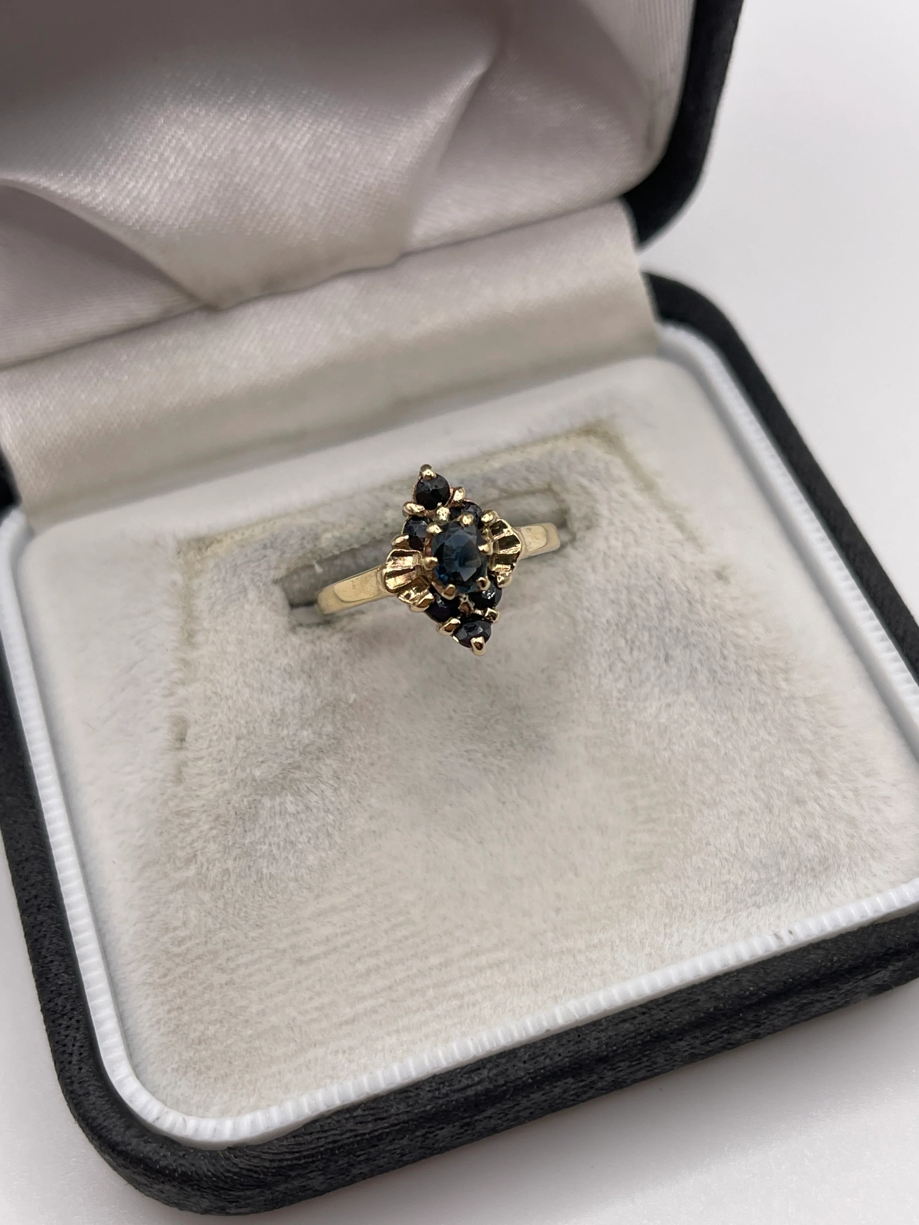 9ct gold sapphire cluster ring - Image 2