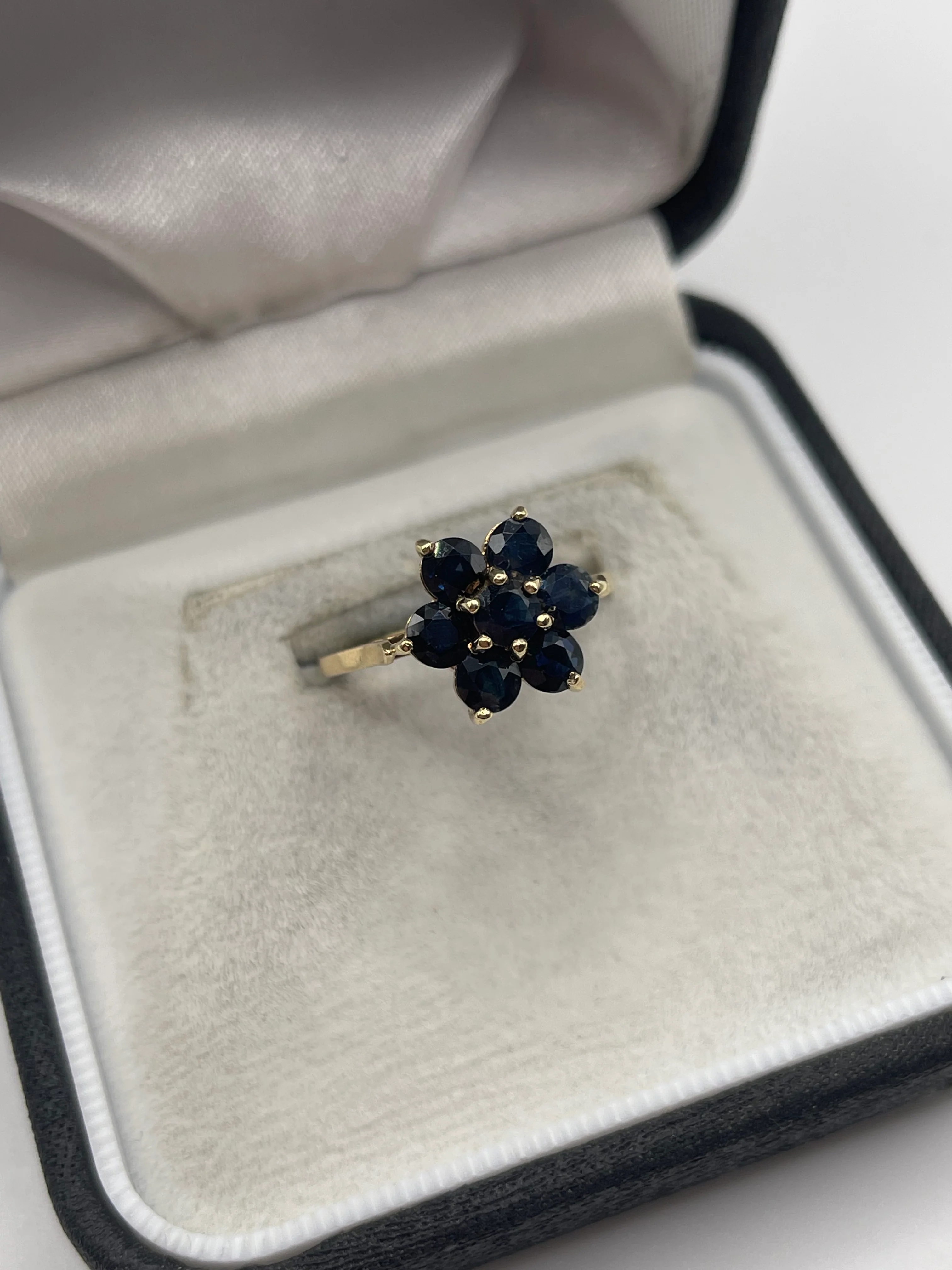 9ct gold sapphire cluster ring - Image 2
