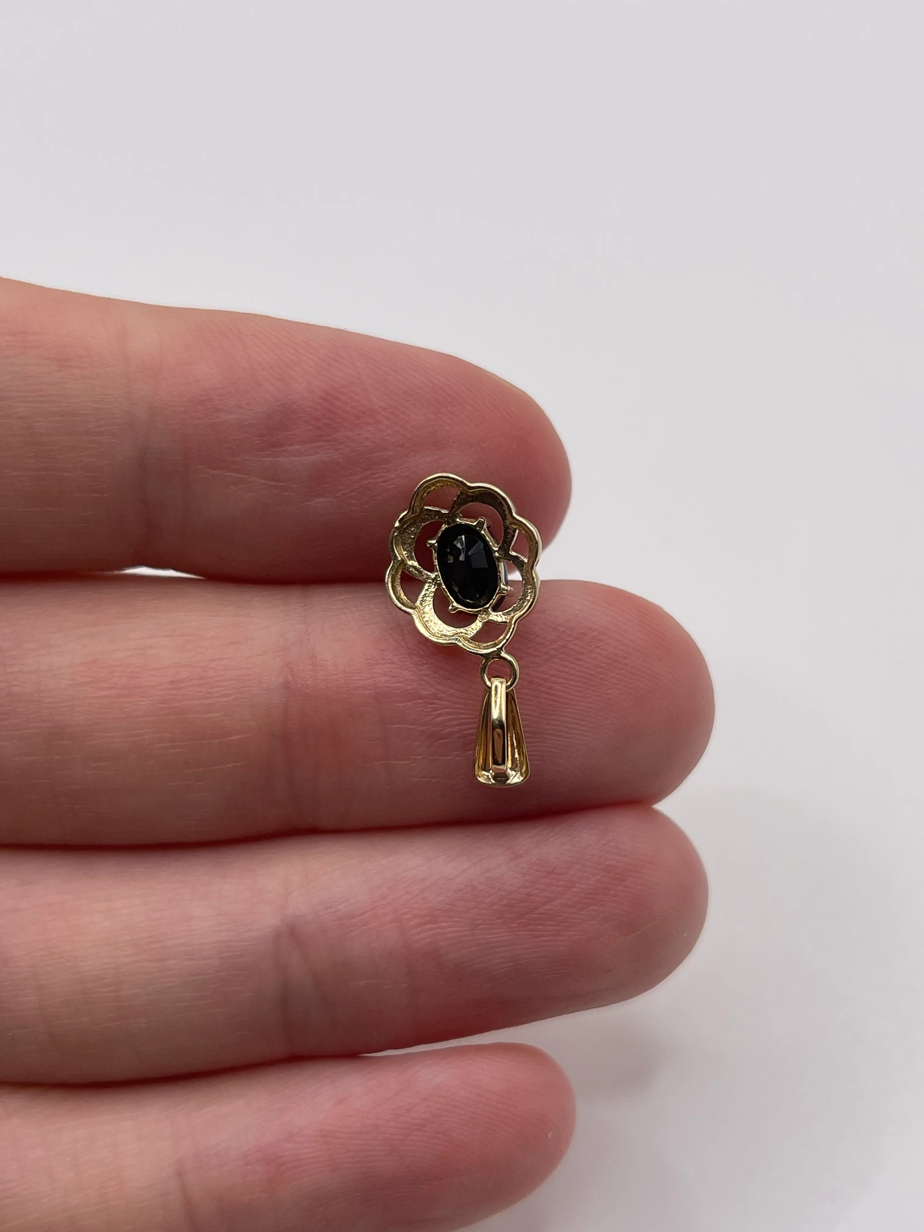 9ct gold sapphire pendant - Image 2