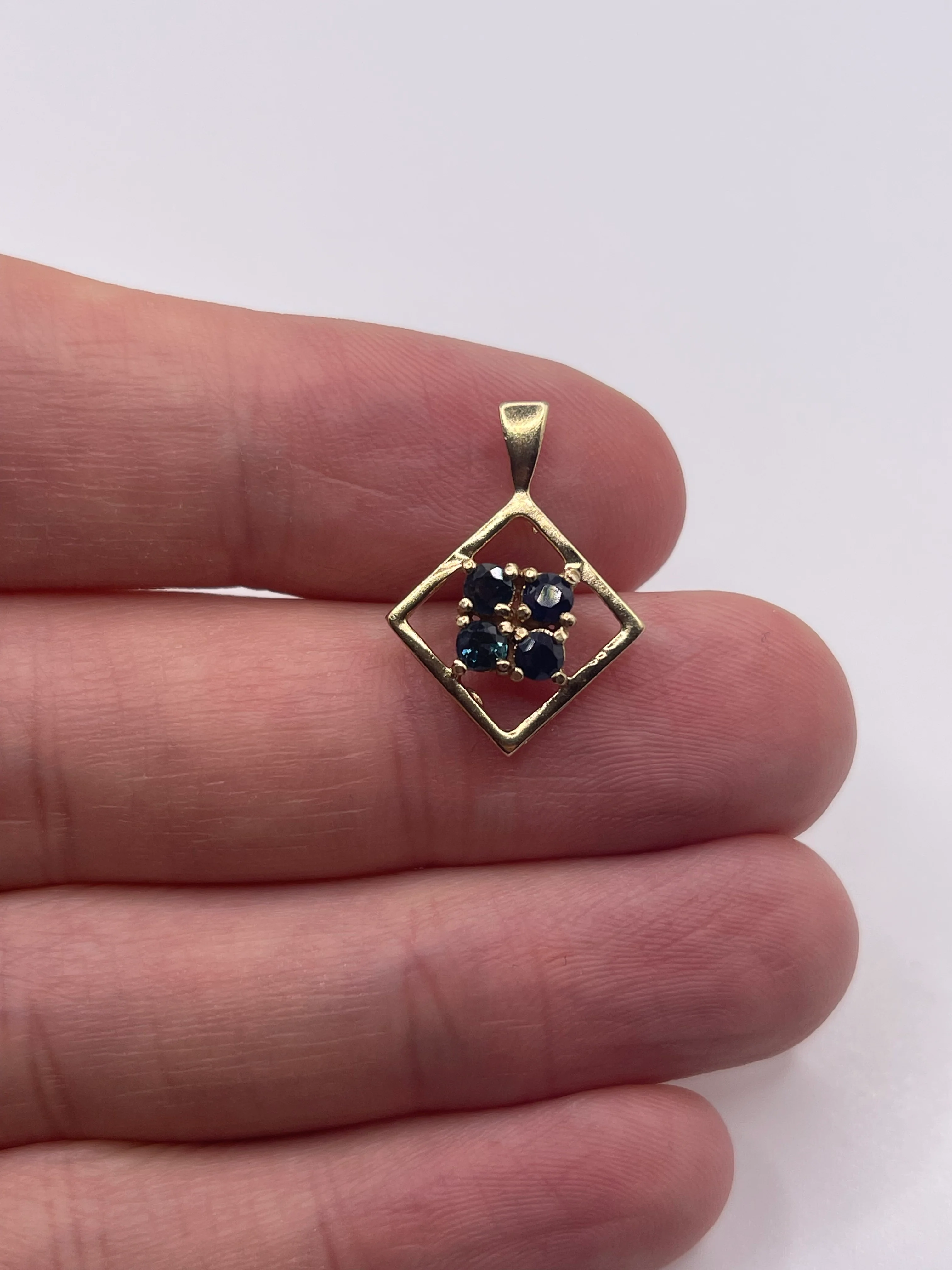 9ct gold sapphire pendant