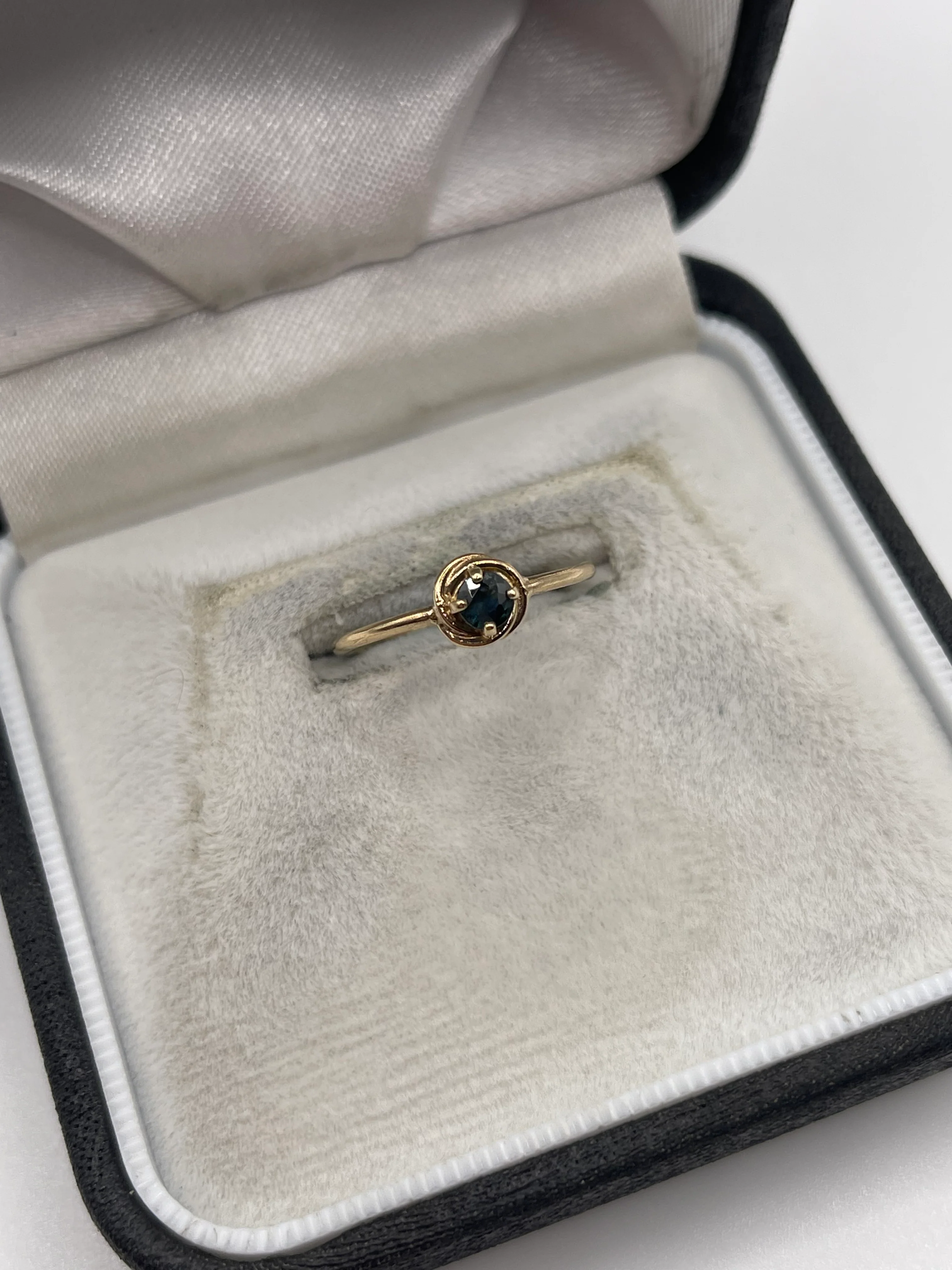 9ct gold sapphire ring - Image 2