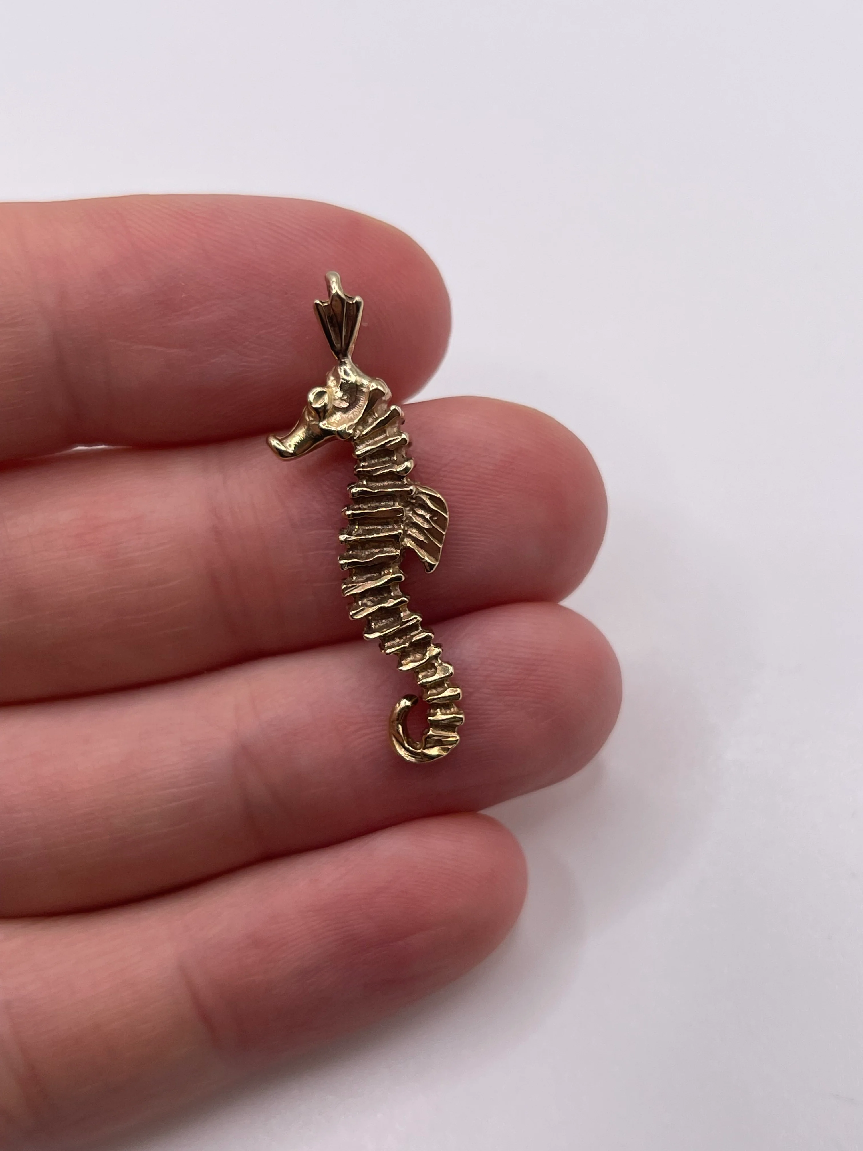 9ct gold seahorse pendant