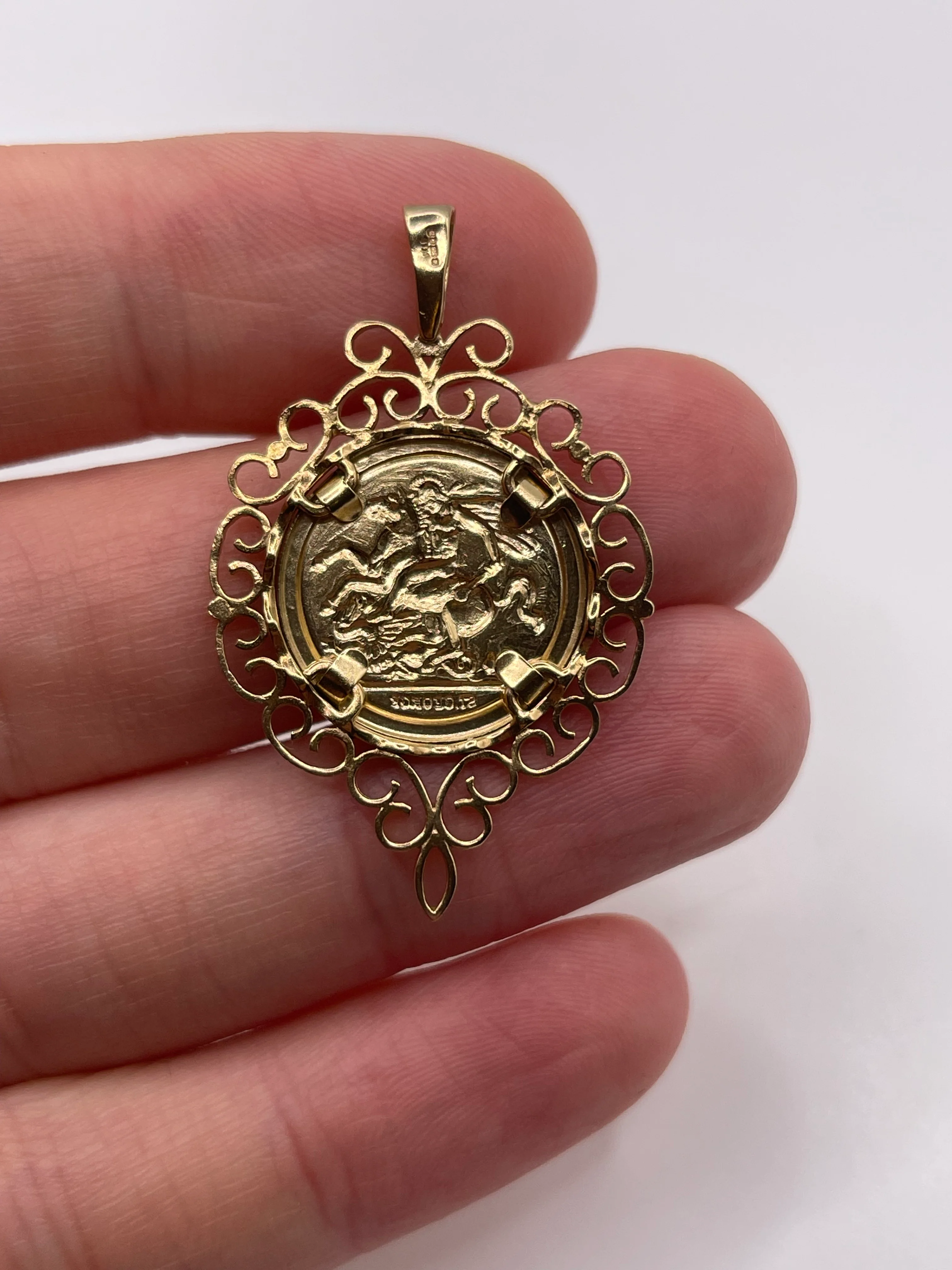 9ct gold St George medallion pendant - Image 2
