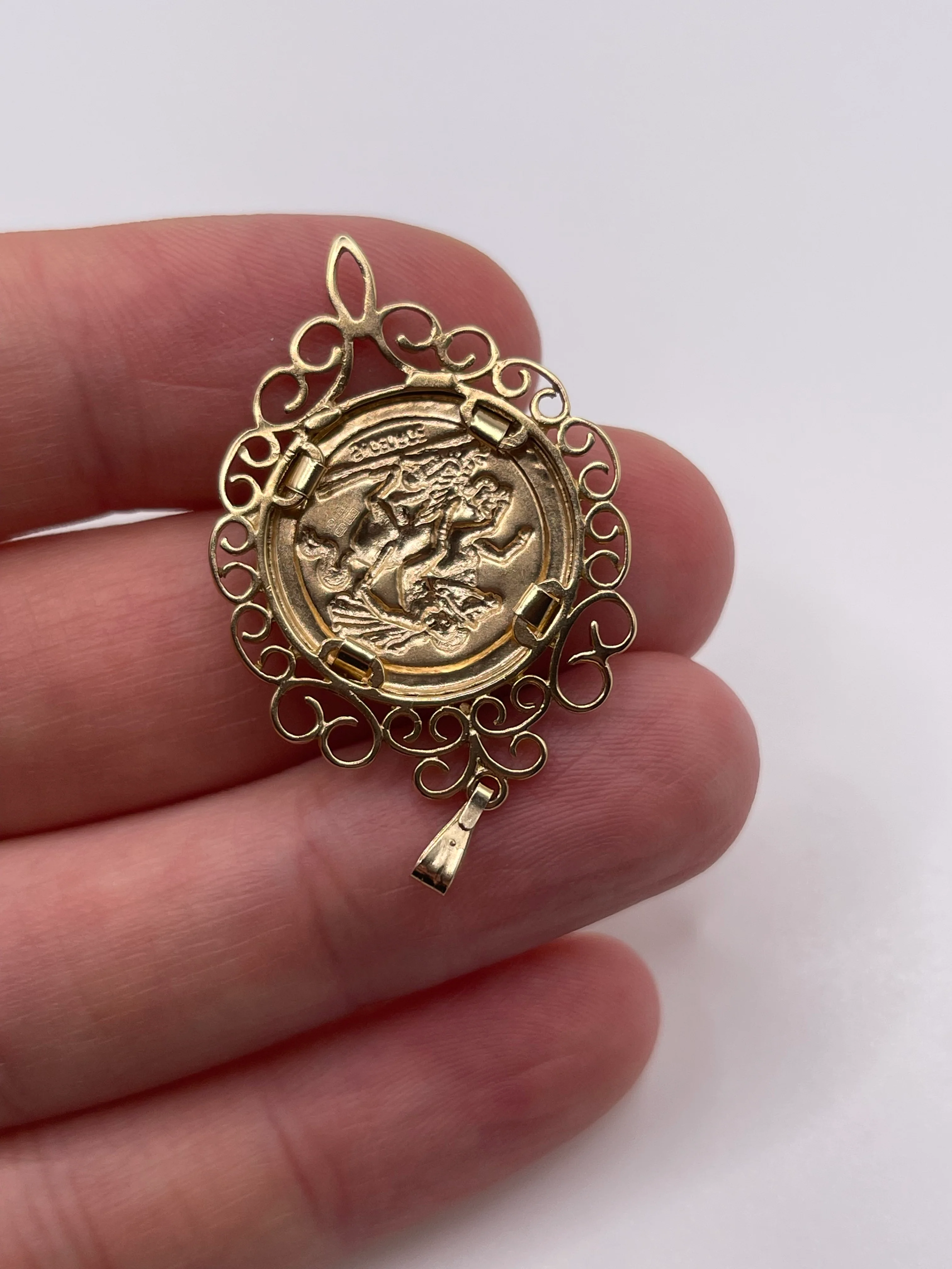 9ct gold St George medallion pendant - Image 2