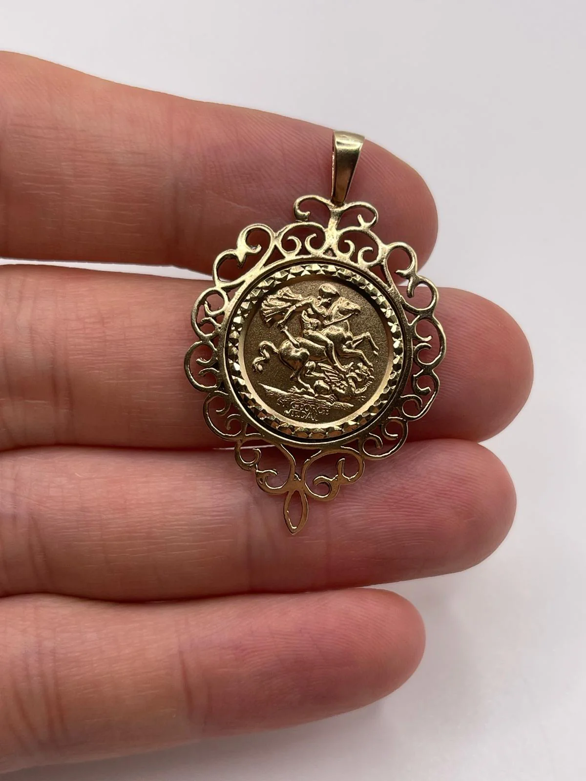 9ct gold st george pendant
