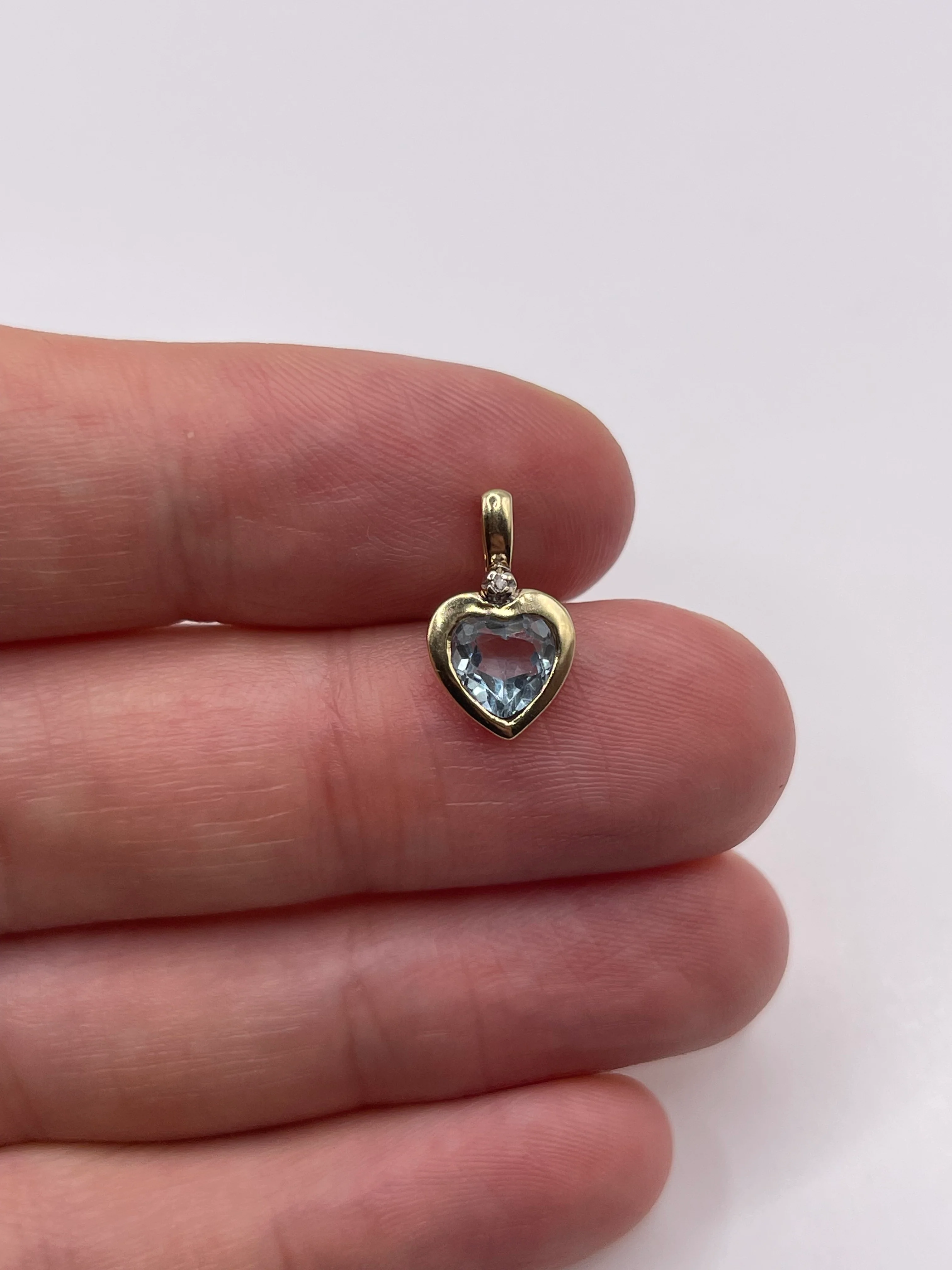 9ct gold topaz and diamond heart pendant