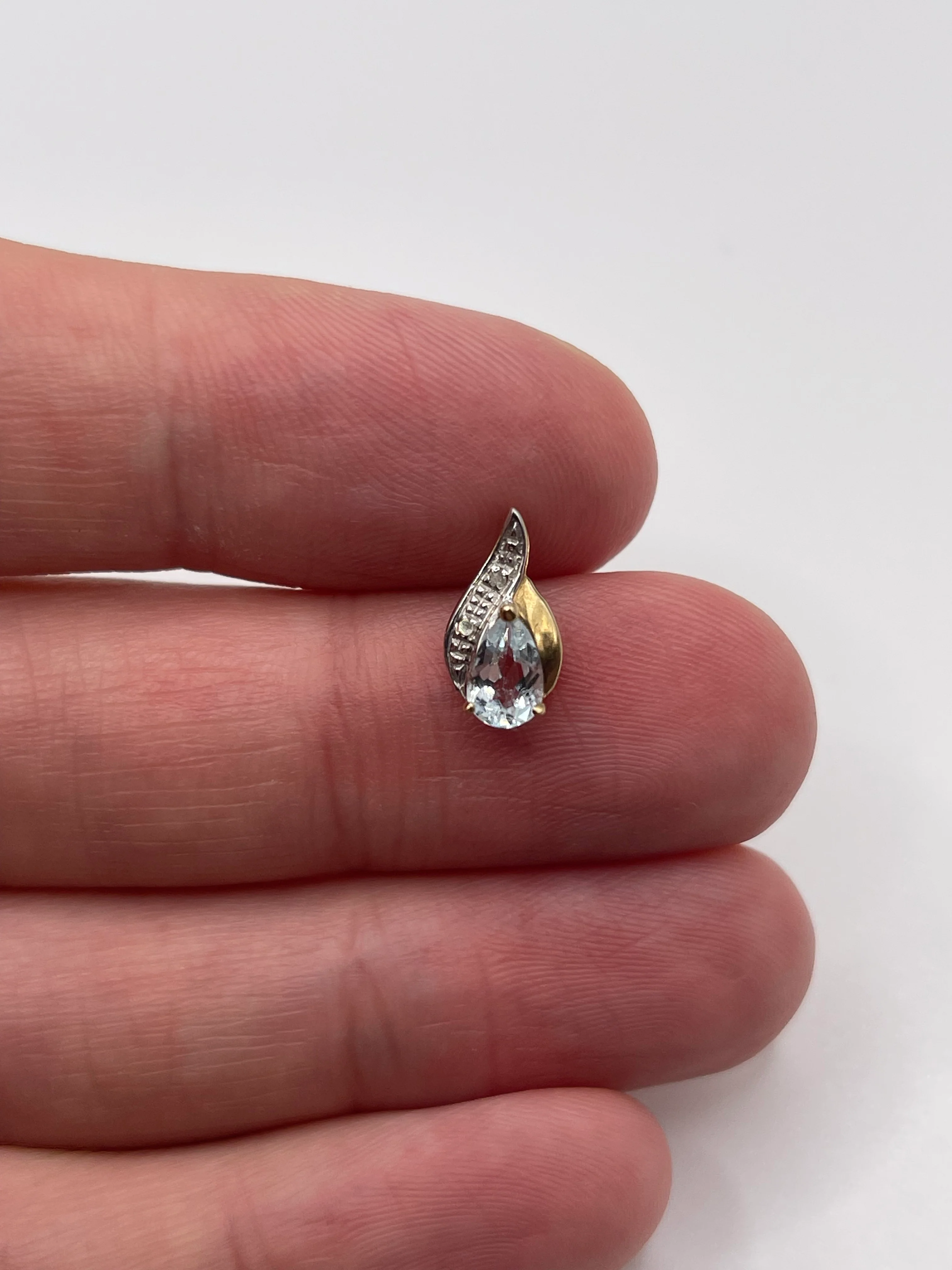 9ct gold topaz and diamond pendant