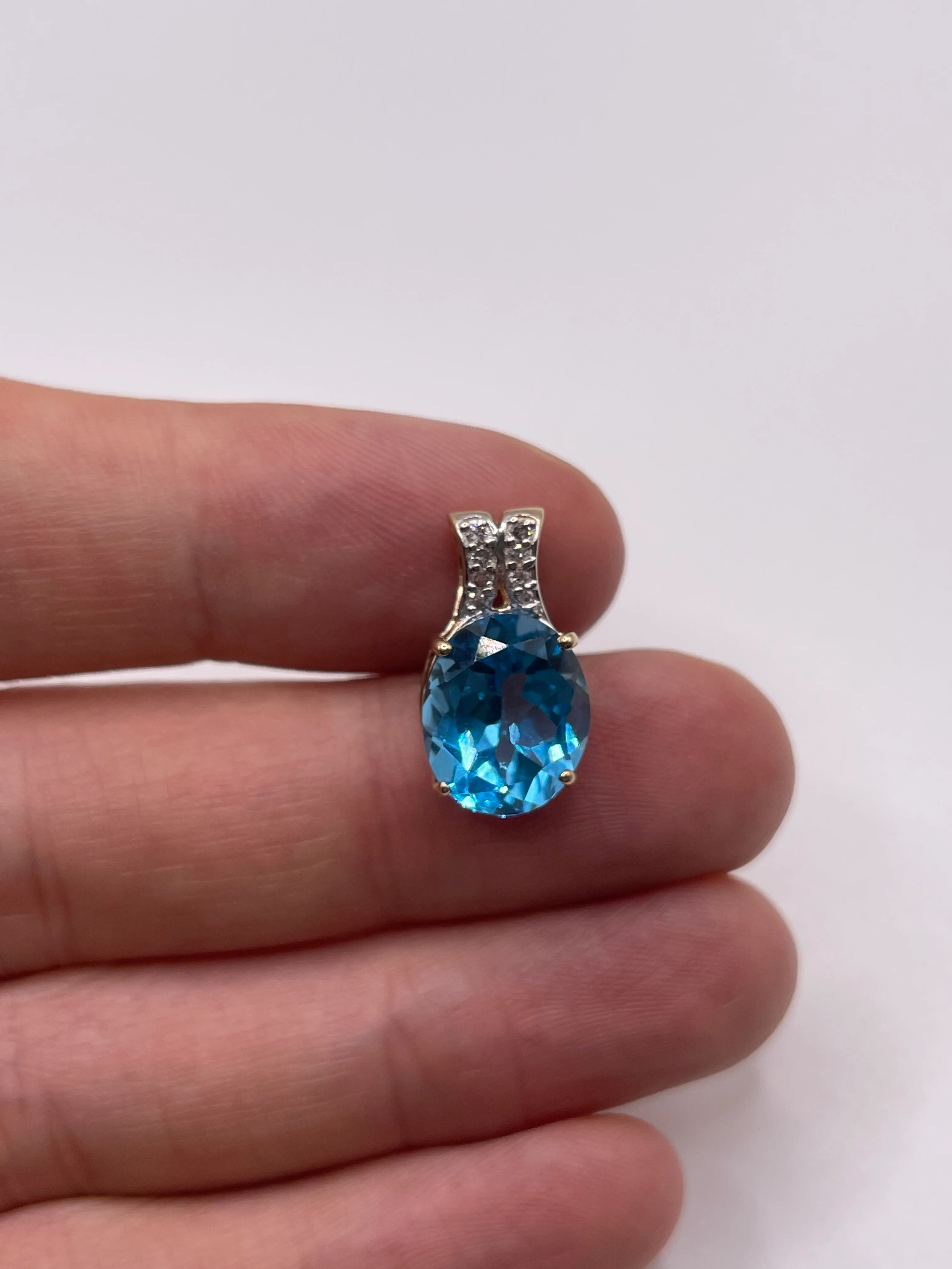 9ct gold topaz and diamond pendant