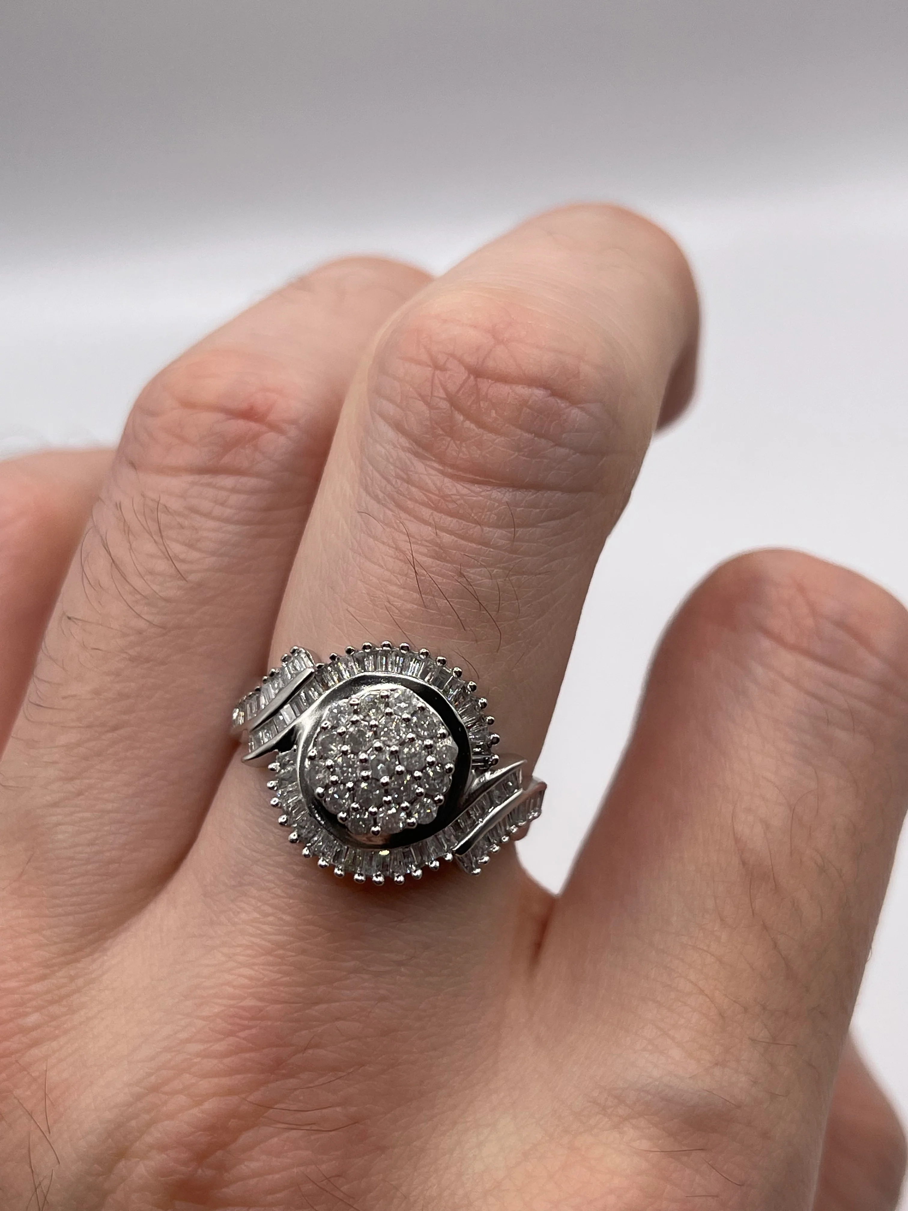 9ct white gold diamond cluster ring - Image 4