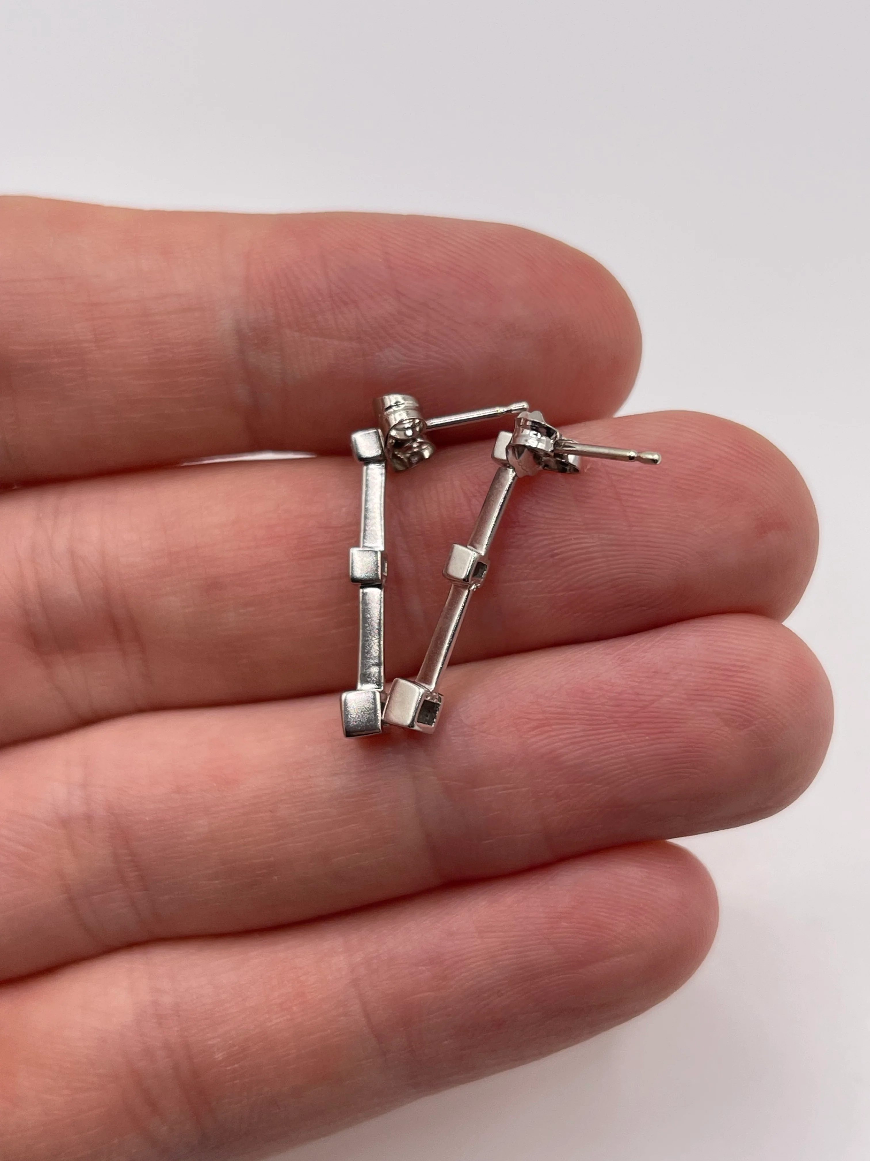 9ct white gold diamond earrings - Image 3