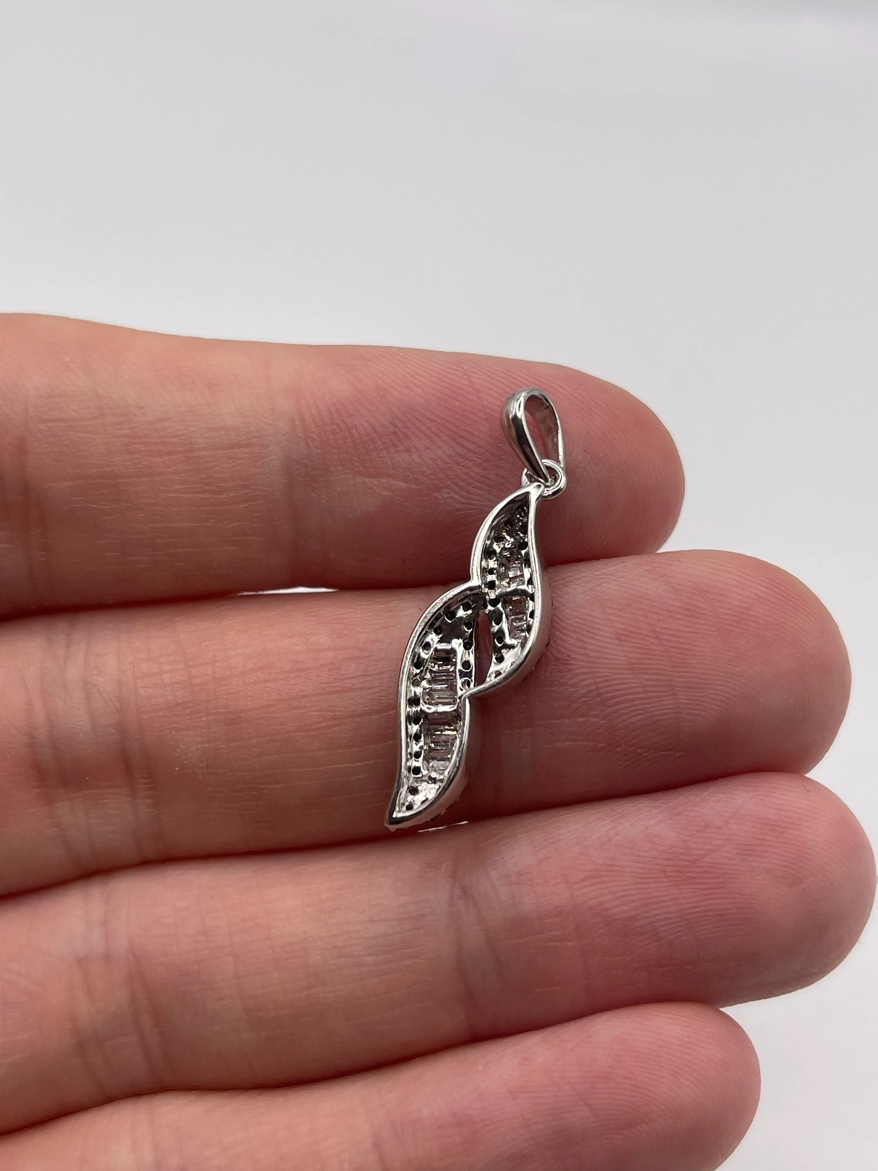 9ct white gold diamond pendant - Image 3
