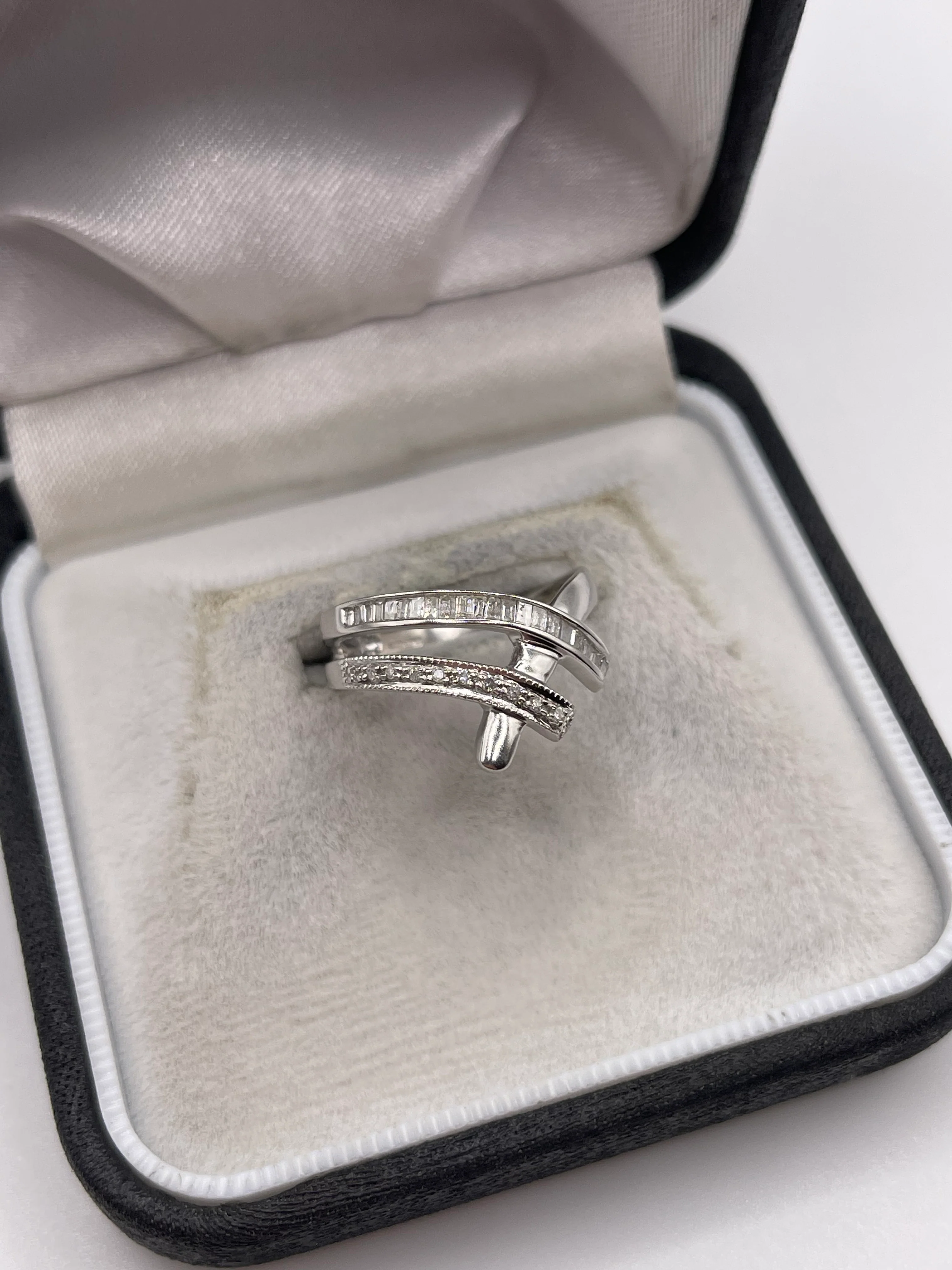 9ct white gold diamond ring - Image 2