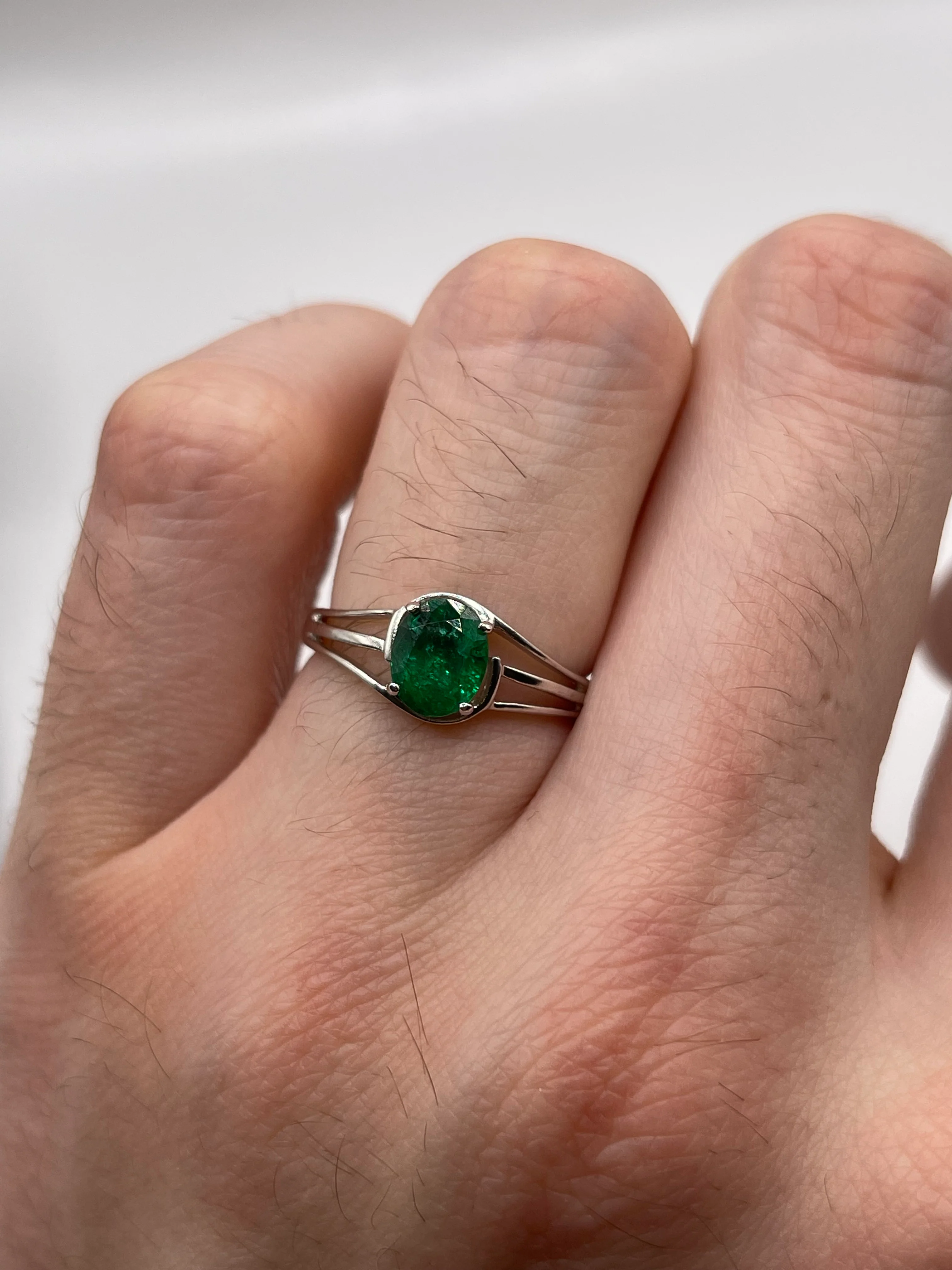 9ct white gold emerald ring - Image 4