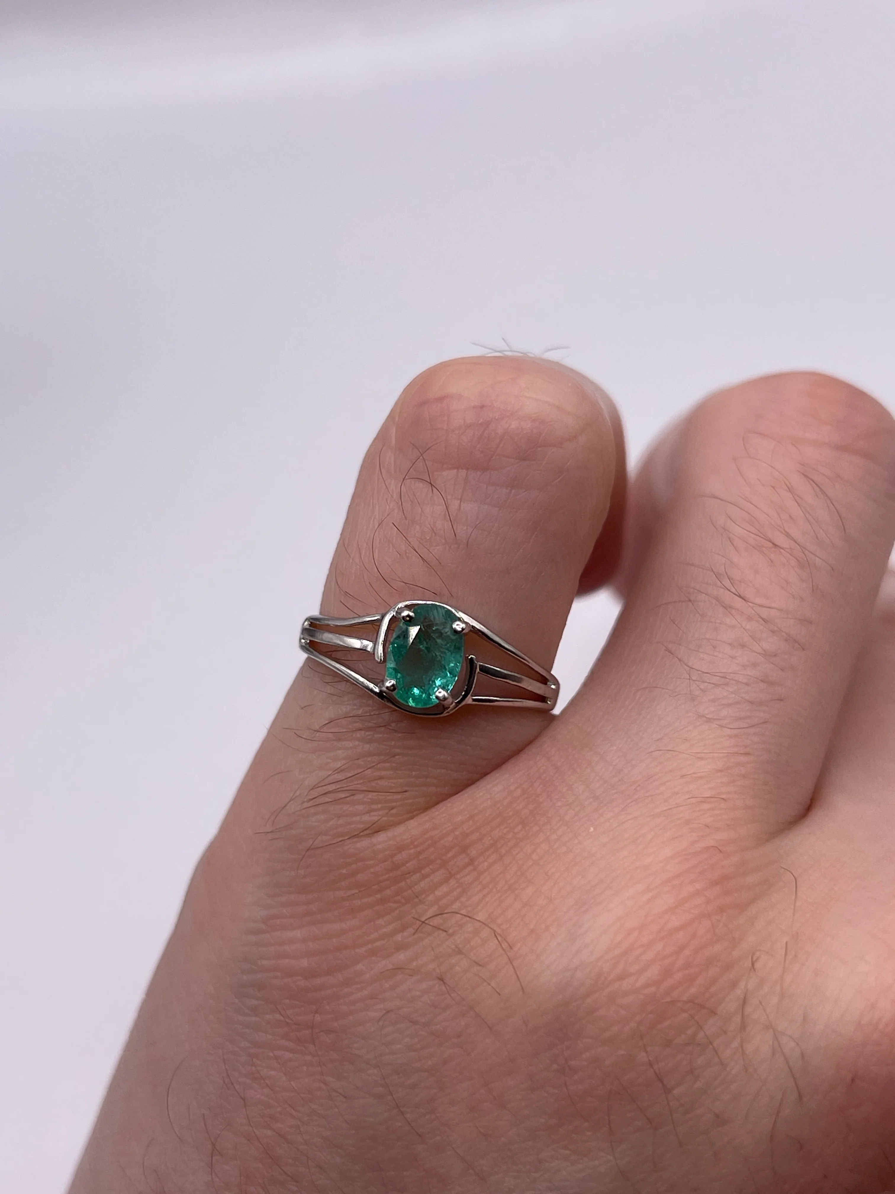 9ct white gold emerald ring - Image 4