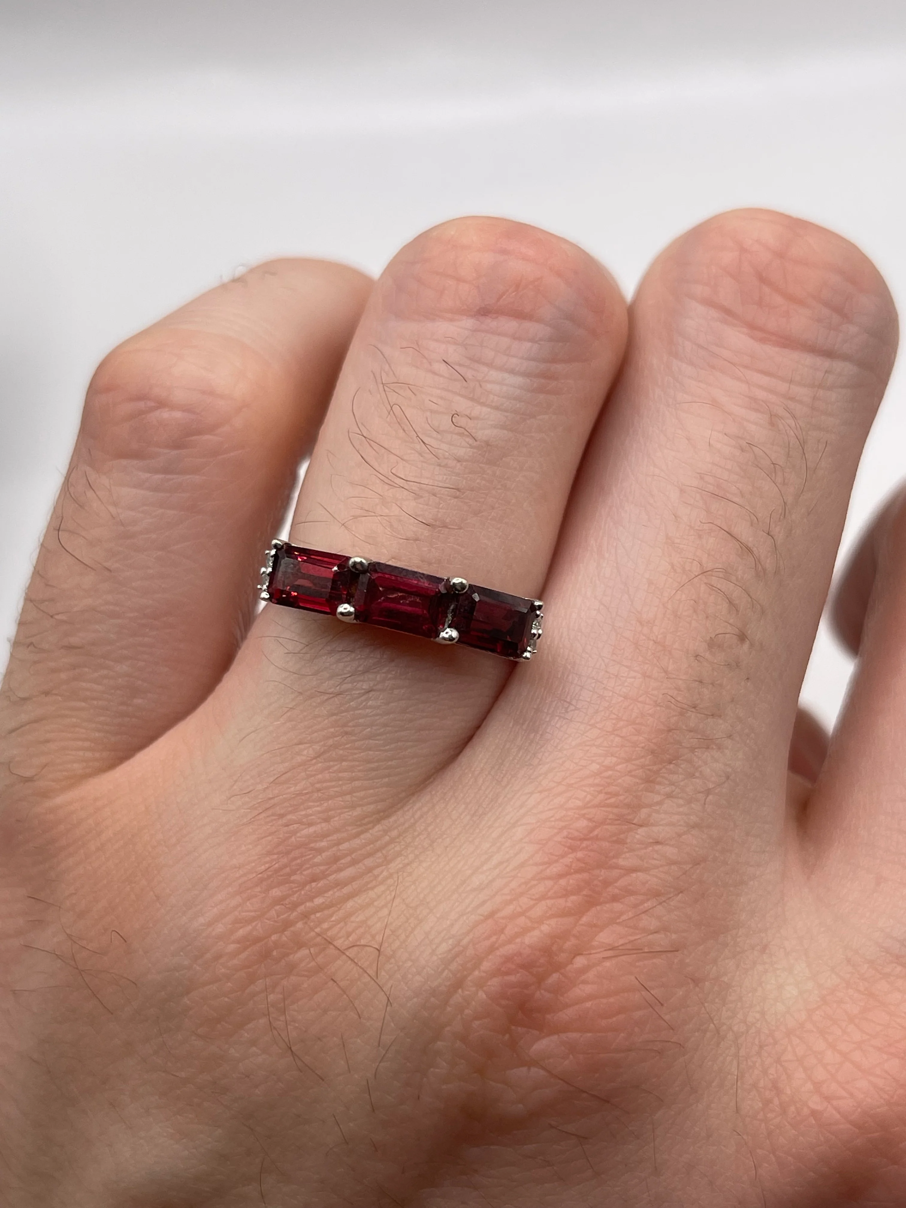 9ct white gold garnet and diamond ring - Image 4