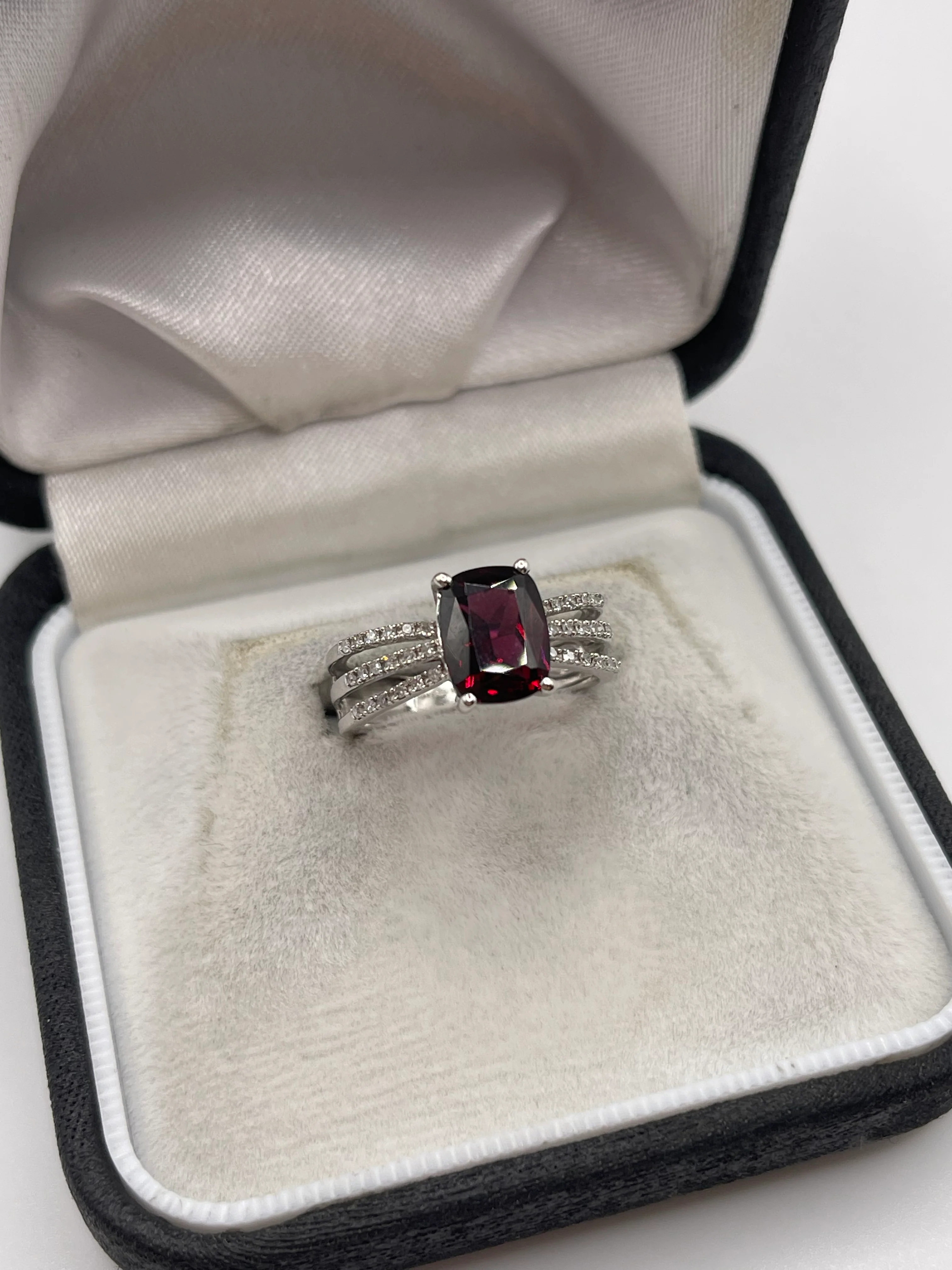 9ct white gold garnet and diamond ring - Image 2