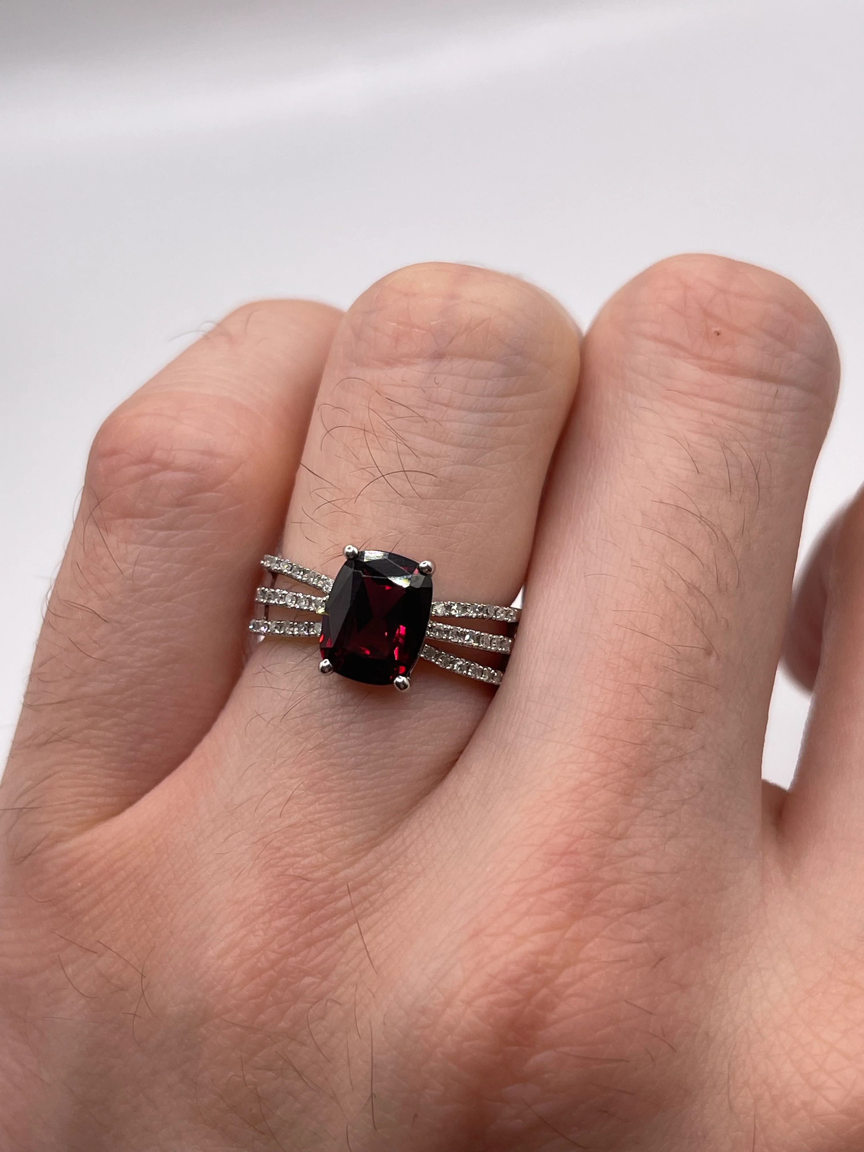 9ct white gold garnet and diamond ring - Image 4