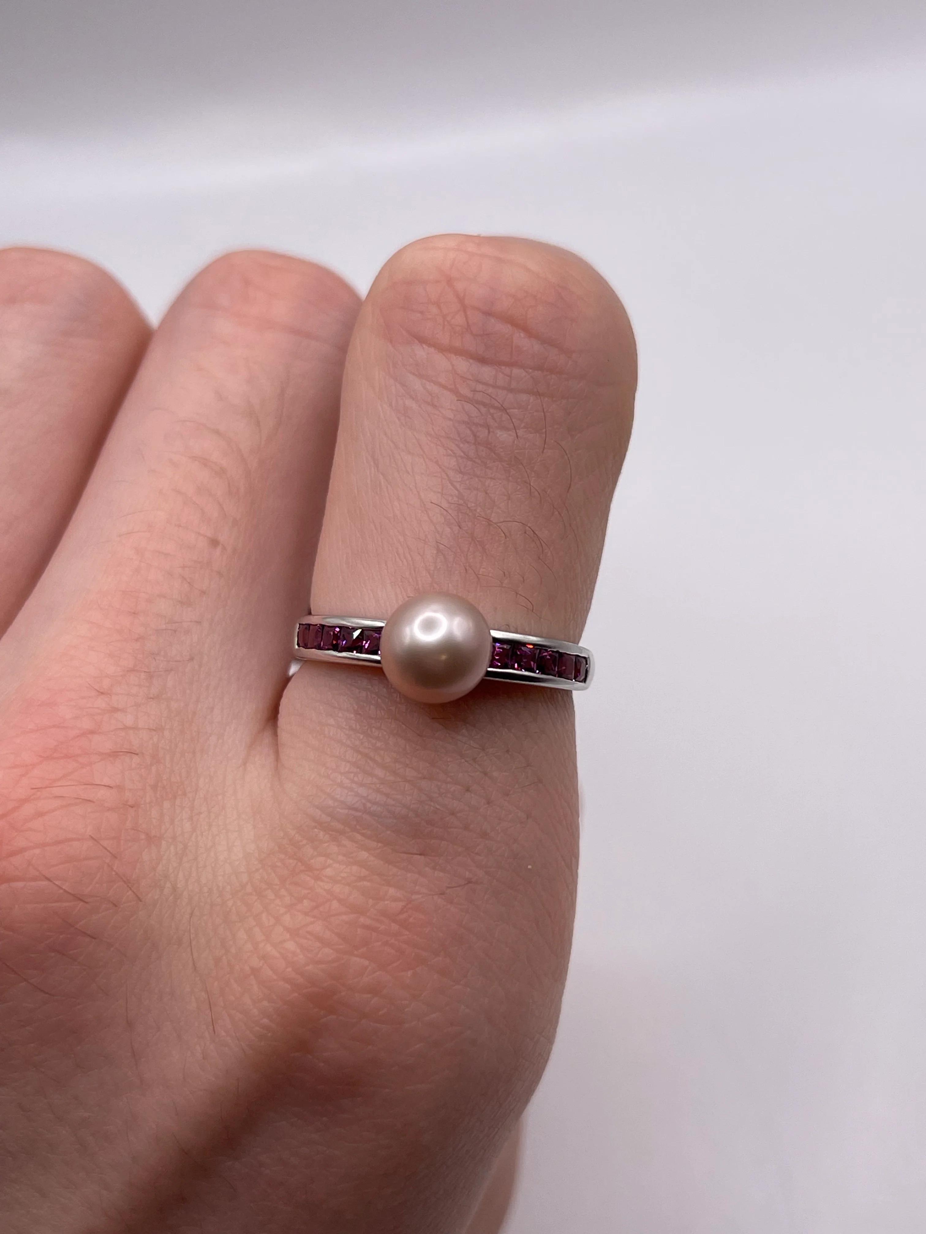 9ct white gold pearl and garnet ring - Image 4