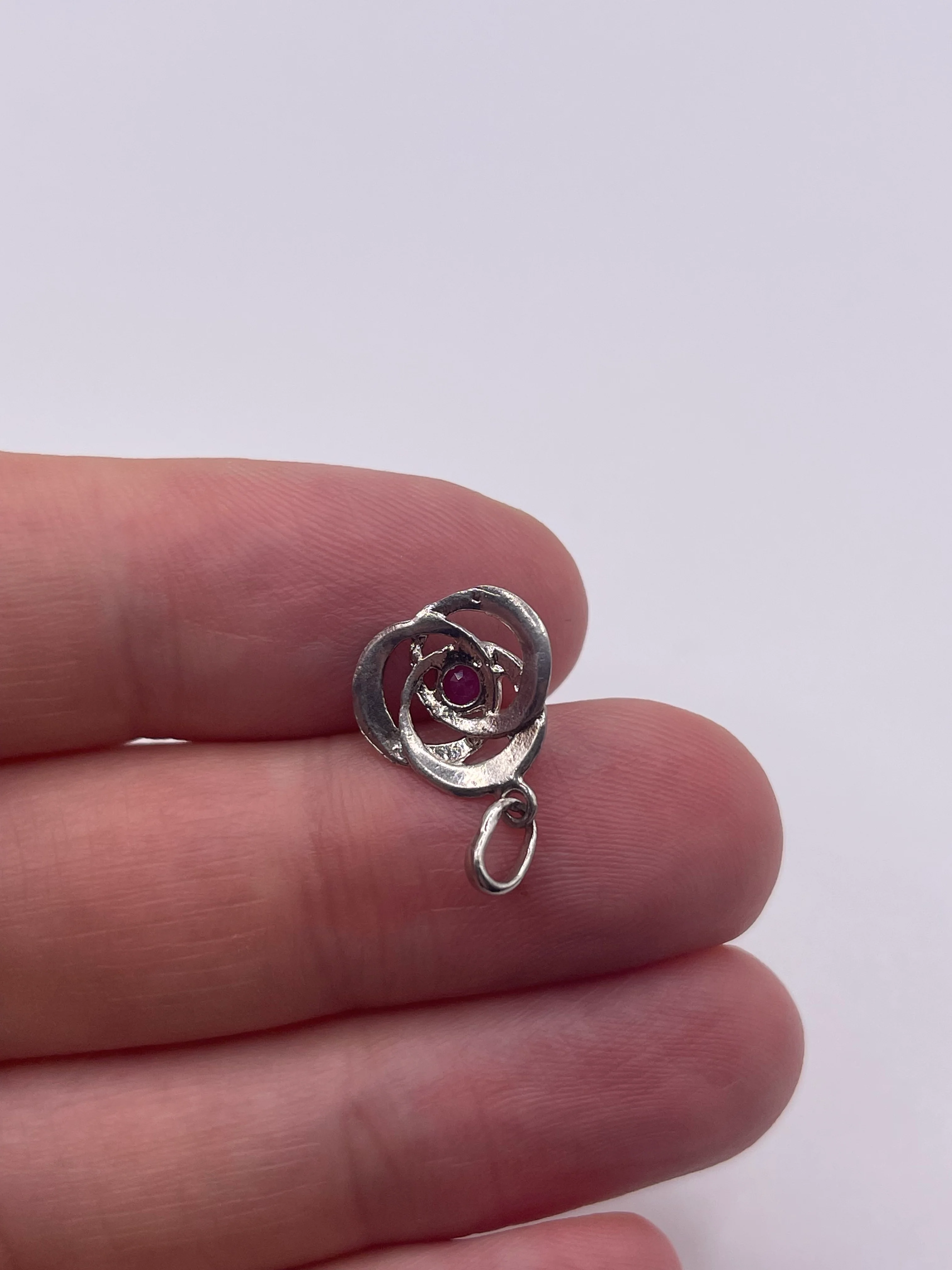 9ct white gold ruby pendant - Image 2