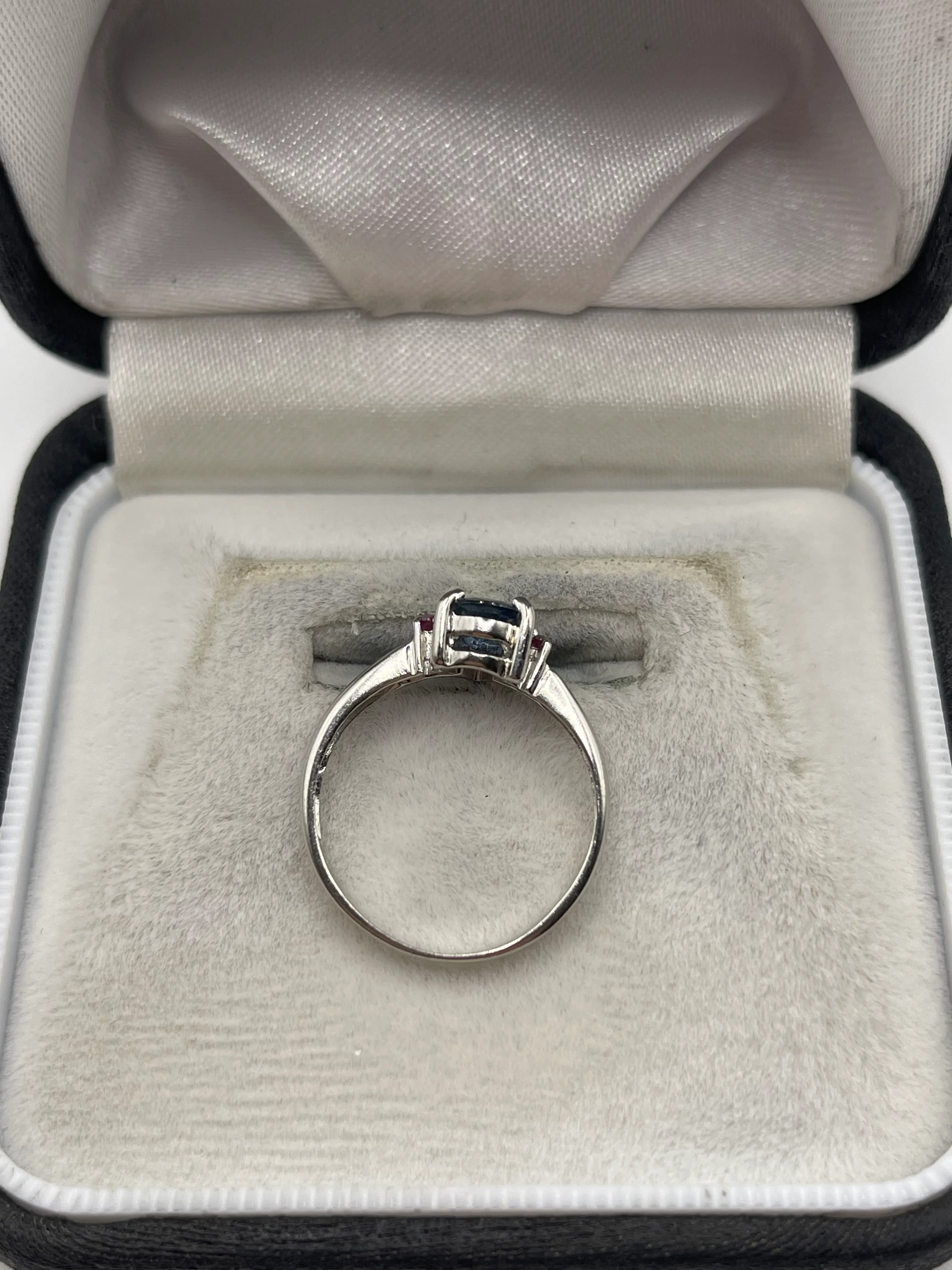 9ct white gold sapphire and ruby ring - Image 3