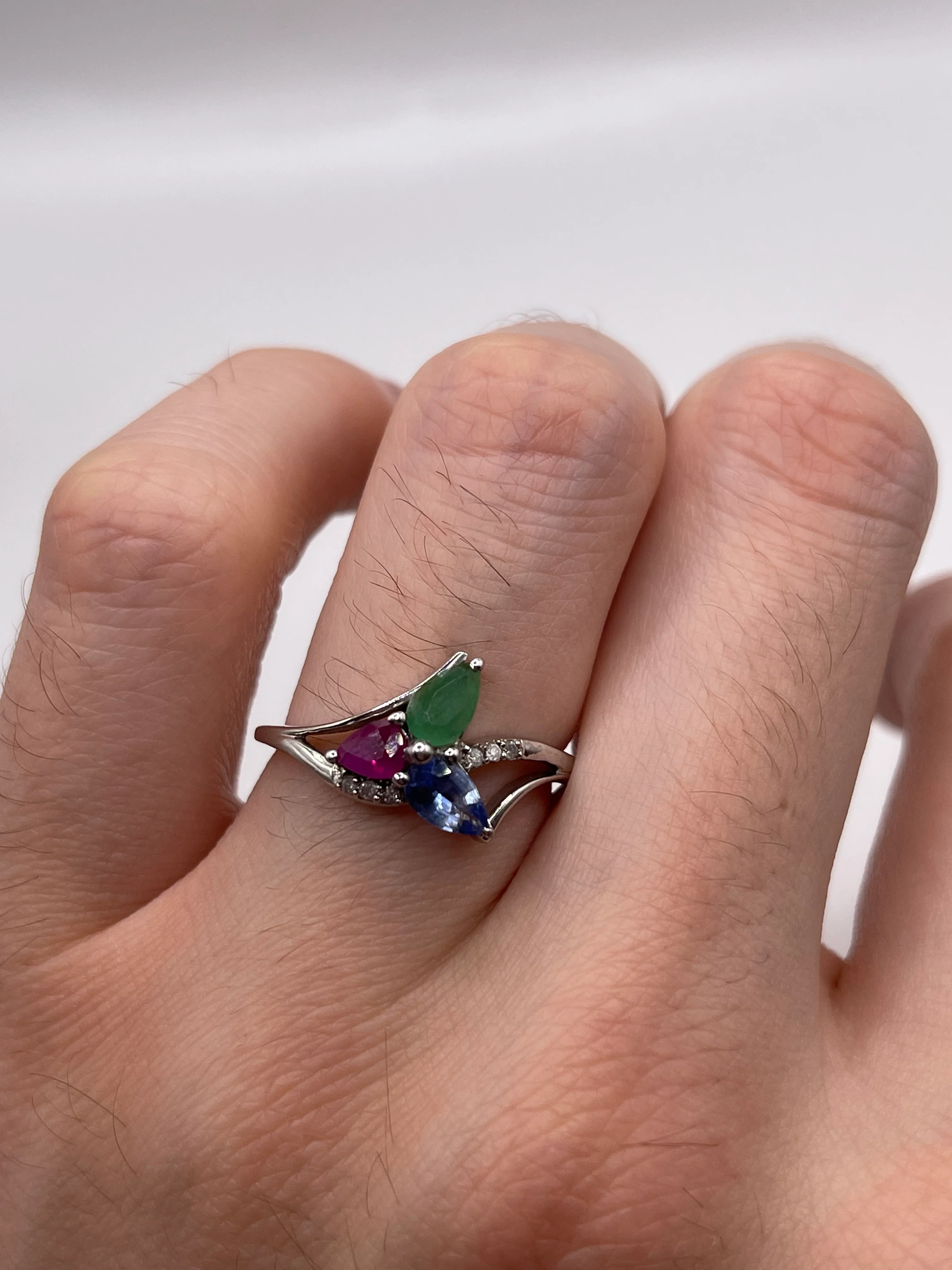 9ct white gold sapphire, emerald, ruby and diamond ring - Image 4