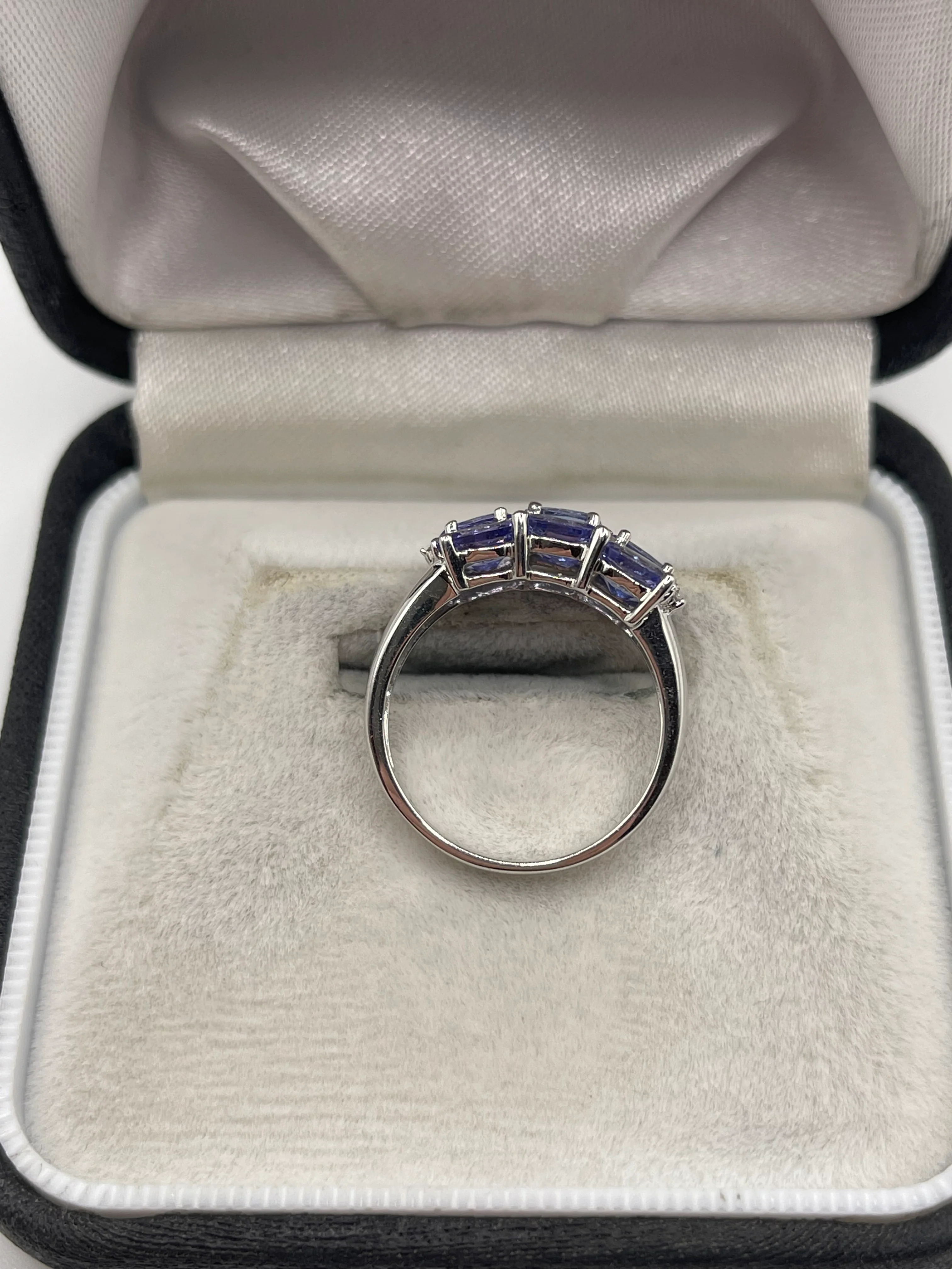 9ct white gold tanzanite and diamond ring - Image 3
